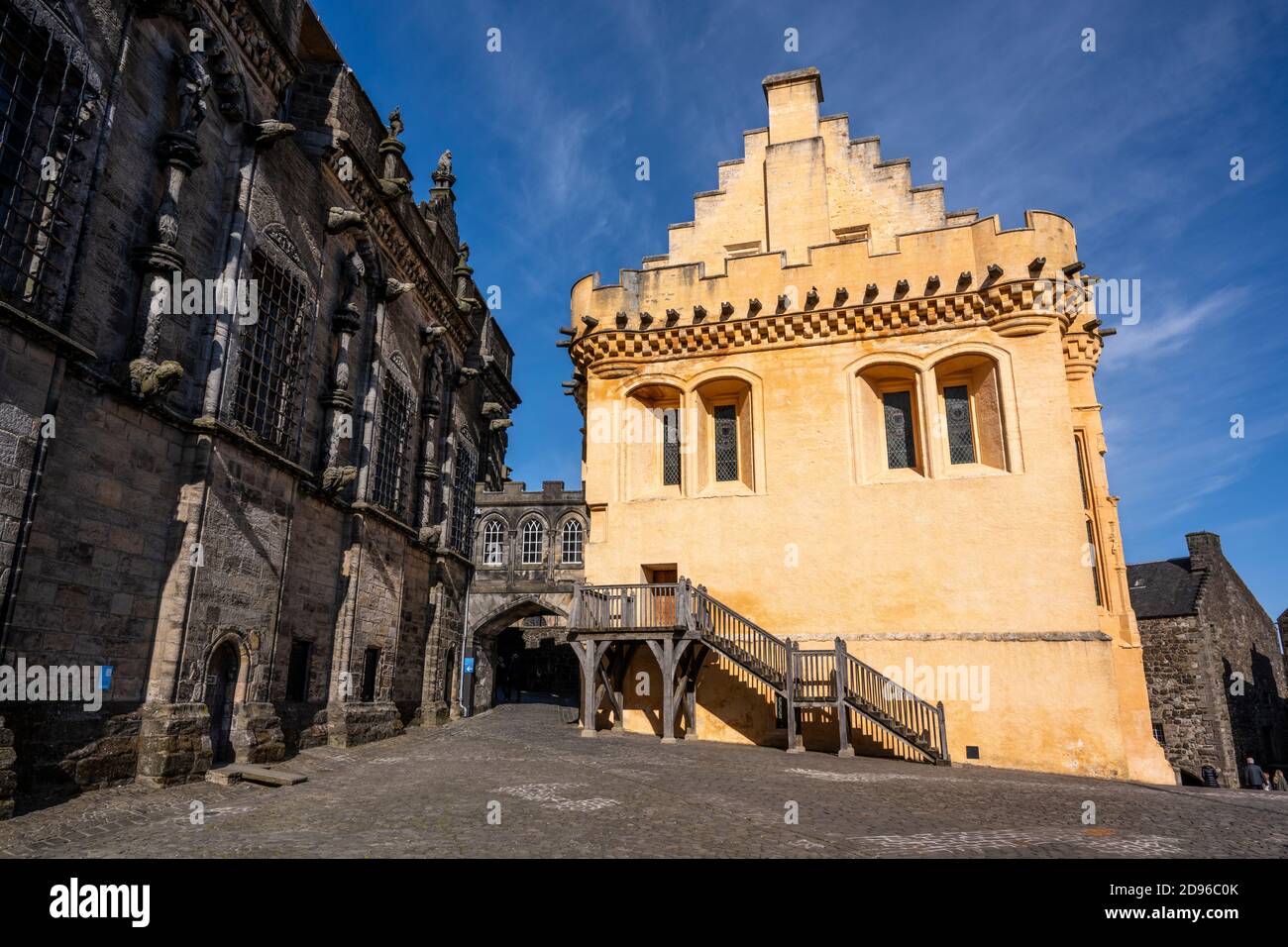 La Grande salle vue de la clôture extérieure avec le Palais Royal sur la gauche – Château de Stirling, Écosse, Royaume-Uni Banque D'Images