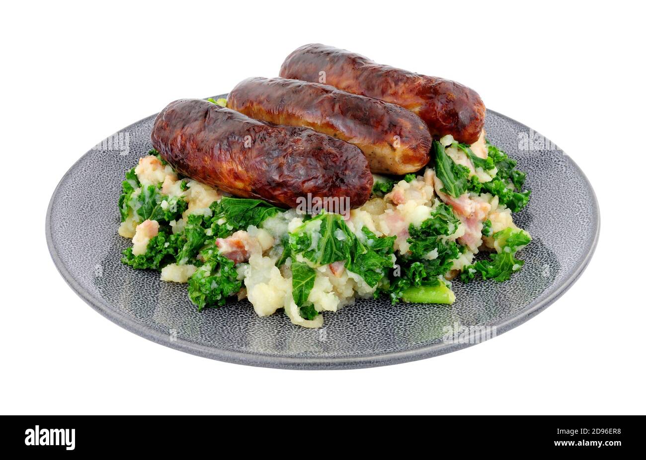 Colcannon irlandais traditionnel et repas de saucisse, le Colcannon est fait avec de la purée de pommes de terre et de chou ou de chou, isolé sur un fond blanc Banque D'Images