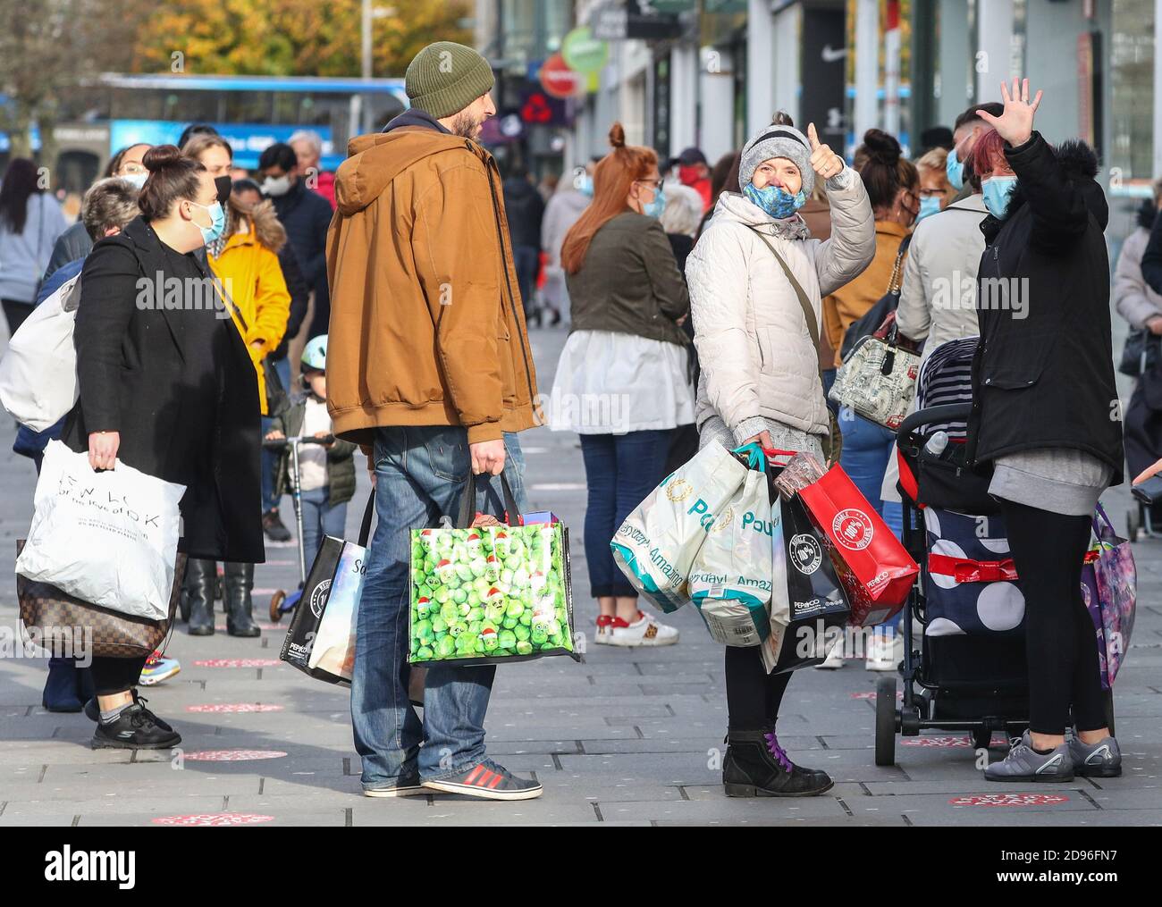 Southampton, Hampshire, Royaume-Uni. 3 novembre 2020. Southampton High Street est occupé par les acheteurs avant le second confinement de Covid en Angleterre. Les acheteurs font la file d'attente en dehors de Primark. Credit Stuart Martin/Alay Live News Banque D'Images