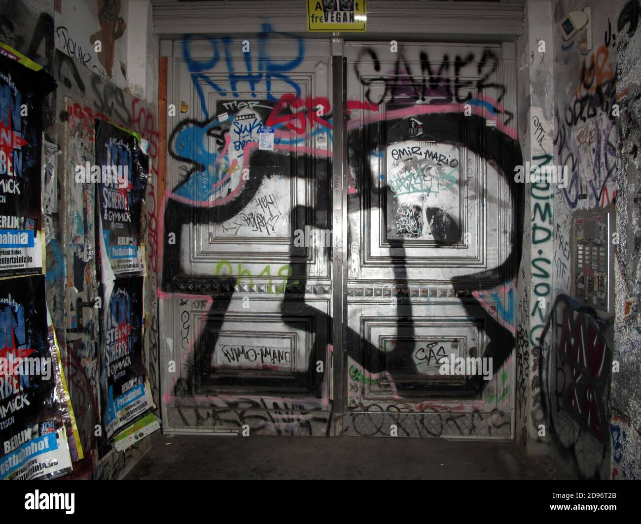 Graffiti - porte d'entrée de l'immeuble résidentiel de Berlin, Allemagne Banque D'Images