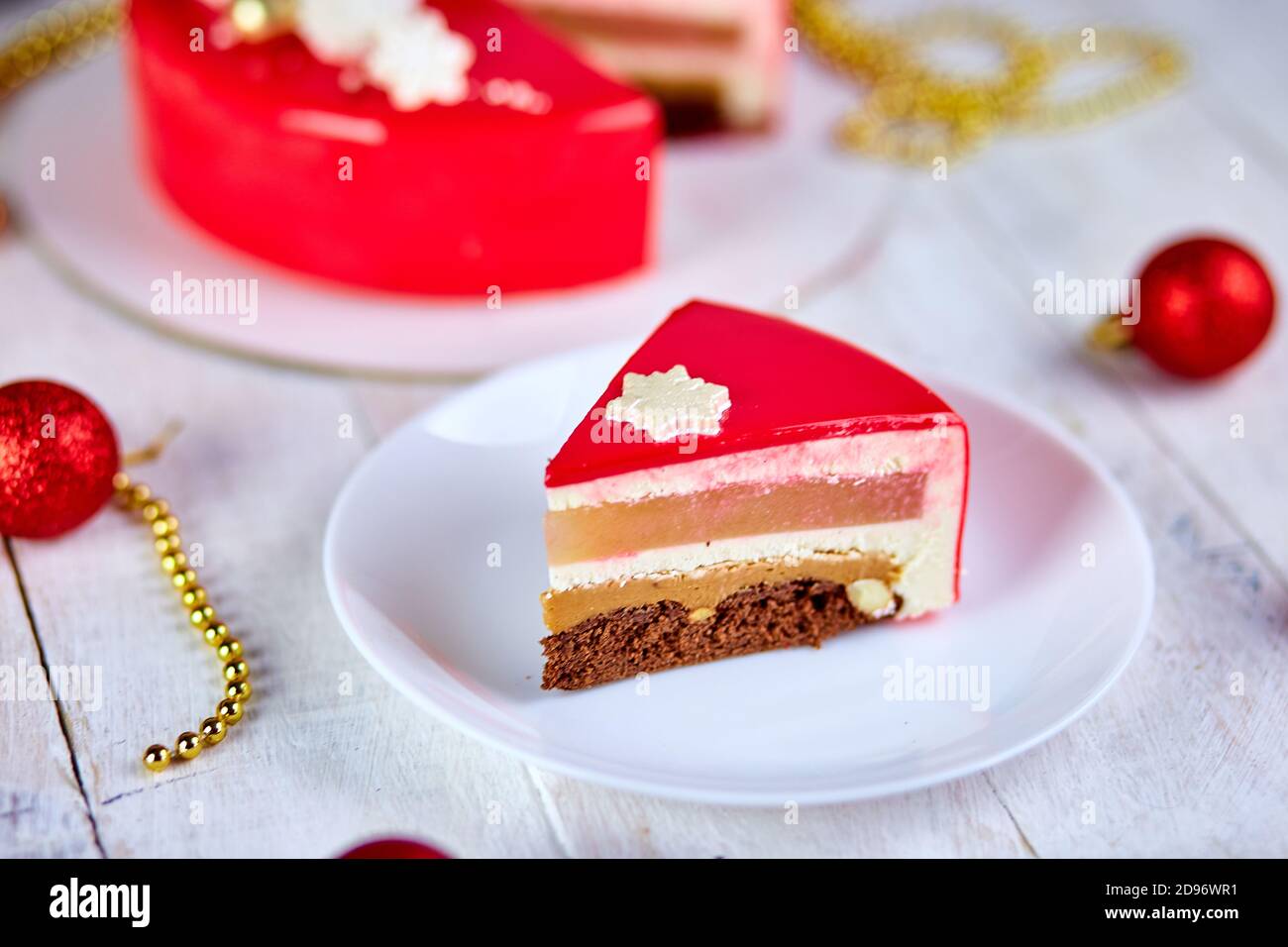 Mousse Gateau De Noel Dessert Recouvert De Glacage Rouge Miroir Avec Decorations Du Nouvel An Photo Stock Alamy