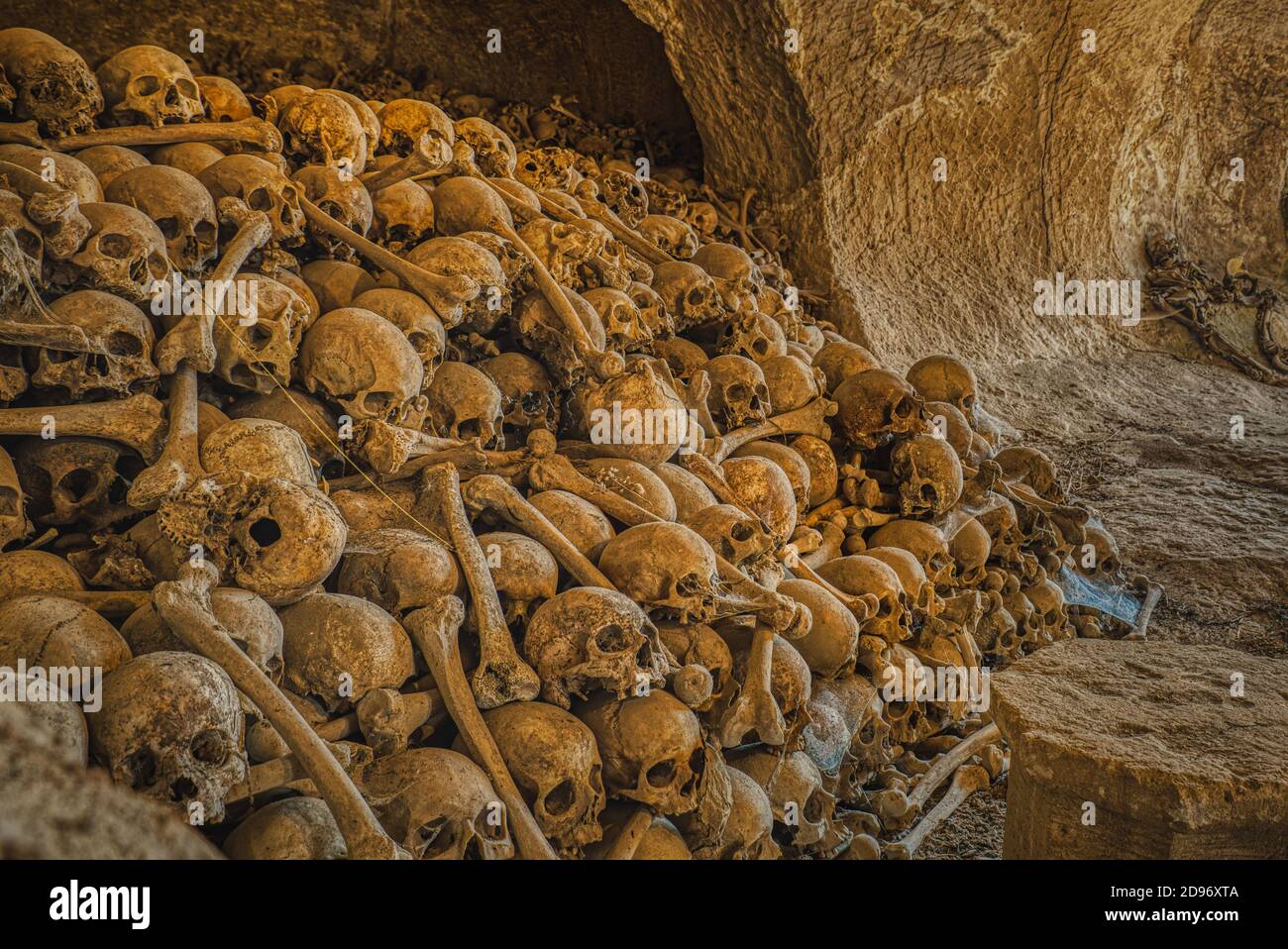Le détail effrayant d'une pile de crânes et d'os dans une crypte porte le concept de la mort et de la valeur de la vie et l'illustration de l'après-vie. Motif sombre de crânes et d'os Banque D'Images