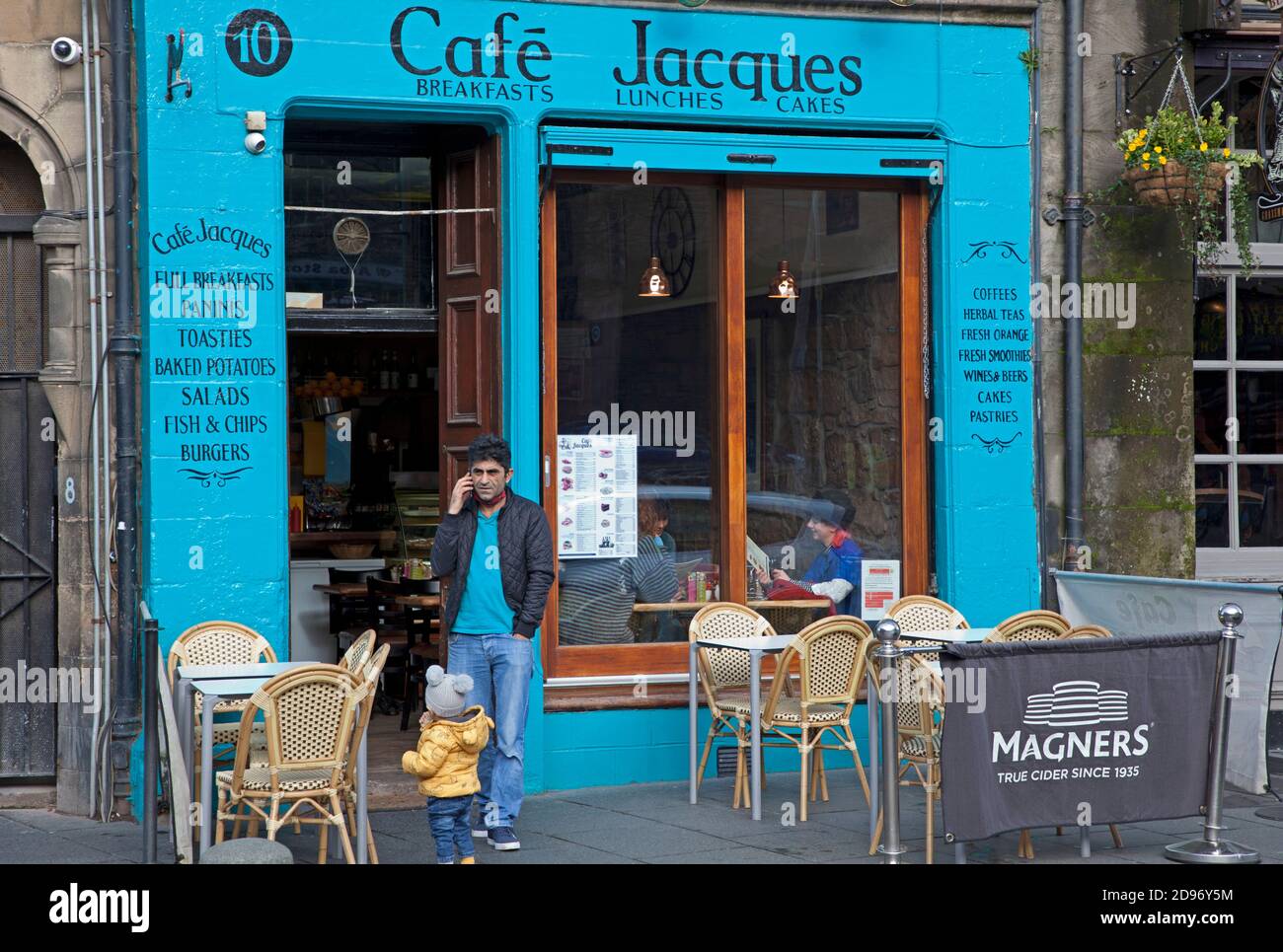 Grassmarket et Leith, Édimbourg, Écosse, Royaume-Uni. 3 novembre 2020. Café dans le Grassmarket dans la ville centeris calme alors qu'il y a peu de personnes à pied ou de touristes autour et les pubs et les restaurants restent fermés en raison de restrictions sur la vente d'alcool. Banque D'Images