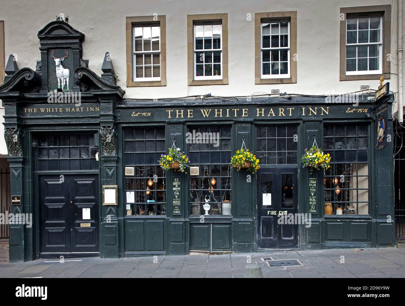 Grassmarket et Leith, Édimbourg, Écosse, Royaume-Uni. 3 novembre 2020. Les pubs du Grassmarket dans le centre-ville ont des lumières allumées, mais il ne semble pas y avoir de chez soi avec des sièges toujours à l'envers sur les tables dans les locaux, il n'est pas clair quand ou si la direction a l'intention d'ouvrir pour des affaires pour servir des repas, comme ils sont actuellement incapables de servir de l'alcool en raison des restrictions gouvernementales. prémisse Banque D'Images