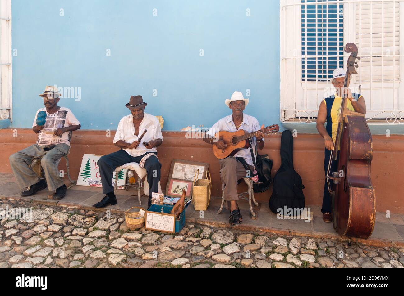 CIENFUEGOS, CUBA - 12 janvier 2019 : quatre musiciens cubains folkloriques locaux dans les rues de Cienfuegos. Banque D'Images