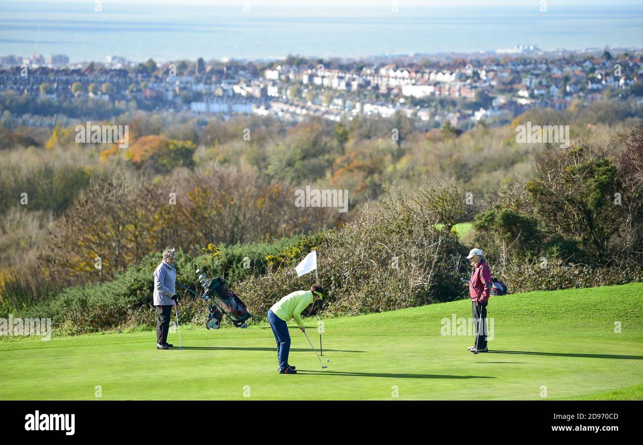 Brighton Royaume-Uni 3 novembre 2020 - les golfeurs profitent d'une partie au golf de Hollingbury Park qui surplombe la ville de Brighton avant que les parcours ne ferment en Angleterre jeudi en raison de nouvelles restrictions gouvernementales de verrouillage arrivant le jeudi : Credit Simon Dack / Alay Live News Banque D'Images