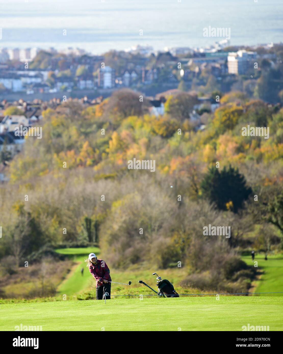 Brighton Royaume-Uni 3 novembre 2020 - les golfeurs profitent d'une partie au golf de Hollingbury Park qui surplombe la ville de Brighton avant que les parcours ne ferment en Angleterre jeudi en raison de nouvelles restrictions gouvernementales de verrouillage arrivant le jeudi : Credit Simon Dack / Alay Live News Banque D'Images