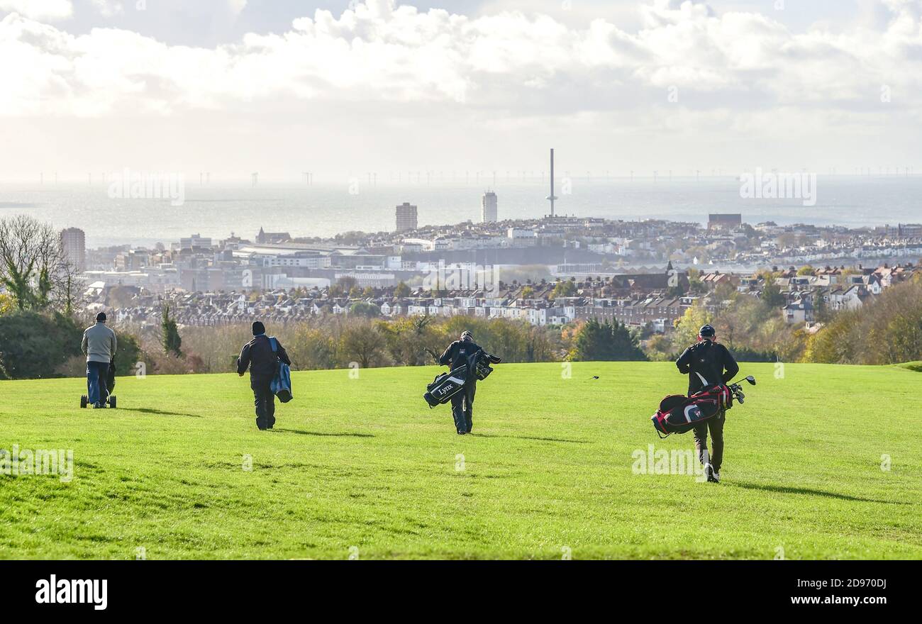 Brighton Royaume-Uni 3 novembre 2020 - les golfeurs ont fait une partie de golf sur le parcours de Hollingbury Park surplombant la ville de Brighton avant que les parcours ne ferment en Angleterre jeudi en raison de nouvelles restrictions gouvernementales à l'entrée le jeudi : Credit Simon Dack / Alay Live News Banque D'Images