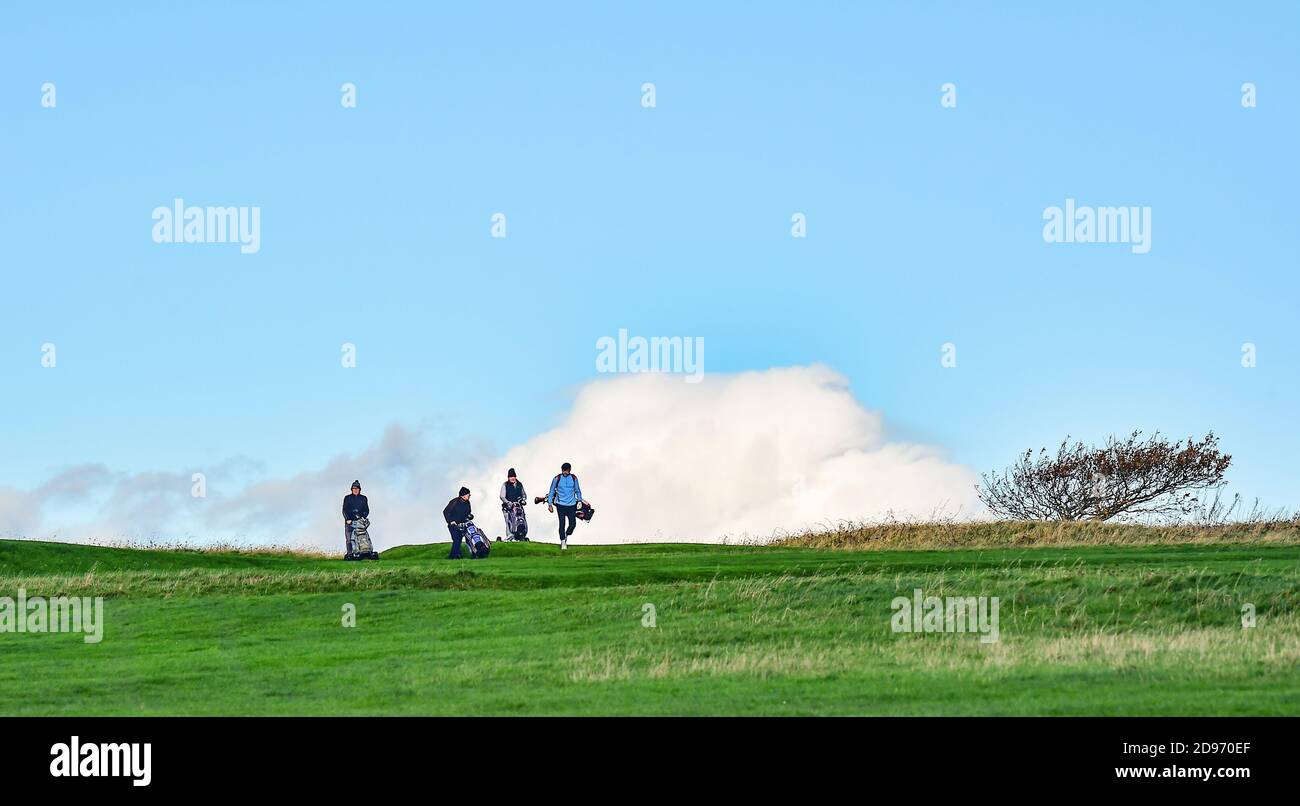 Brighton Royaume-Uni 3 novembre 2020 - les golfeurs profitent d'une partie au parcours de golf de Hollingbury Park à Brighton avant que les parcours ne ferment en Angleterre le jeudi en raison de nouvelles restrictions gouvernementales de verrouillage arrivant le jeudi : Credit Simon Dack / Alay Live News Banque D'Images