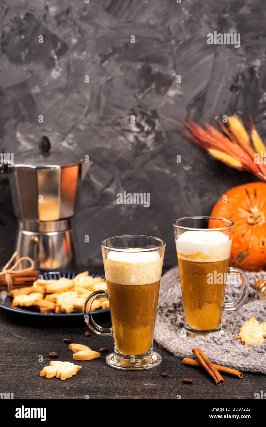 Latte épicé à la citrouille avec biscuits d'automne Banque D'Images