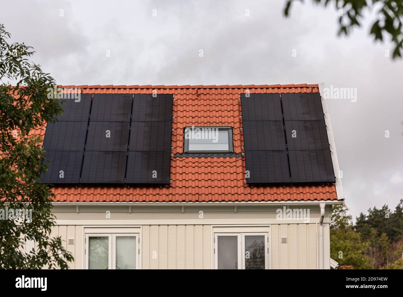 Maison avec cellules solaires sur le toit. Banque D'Images