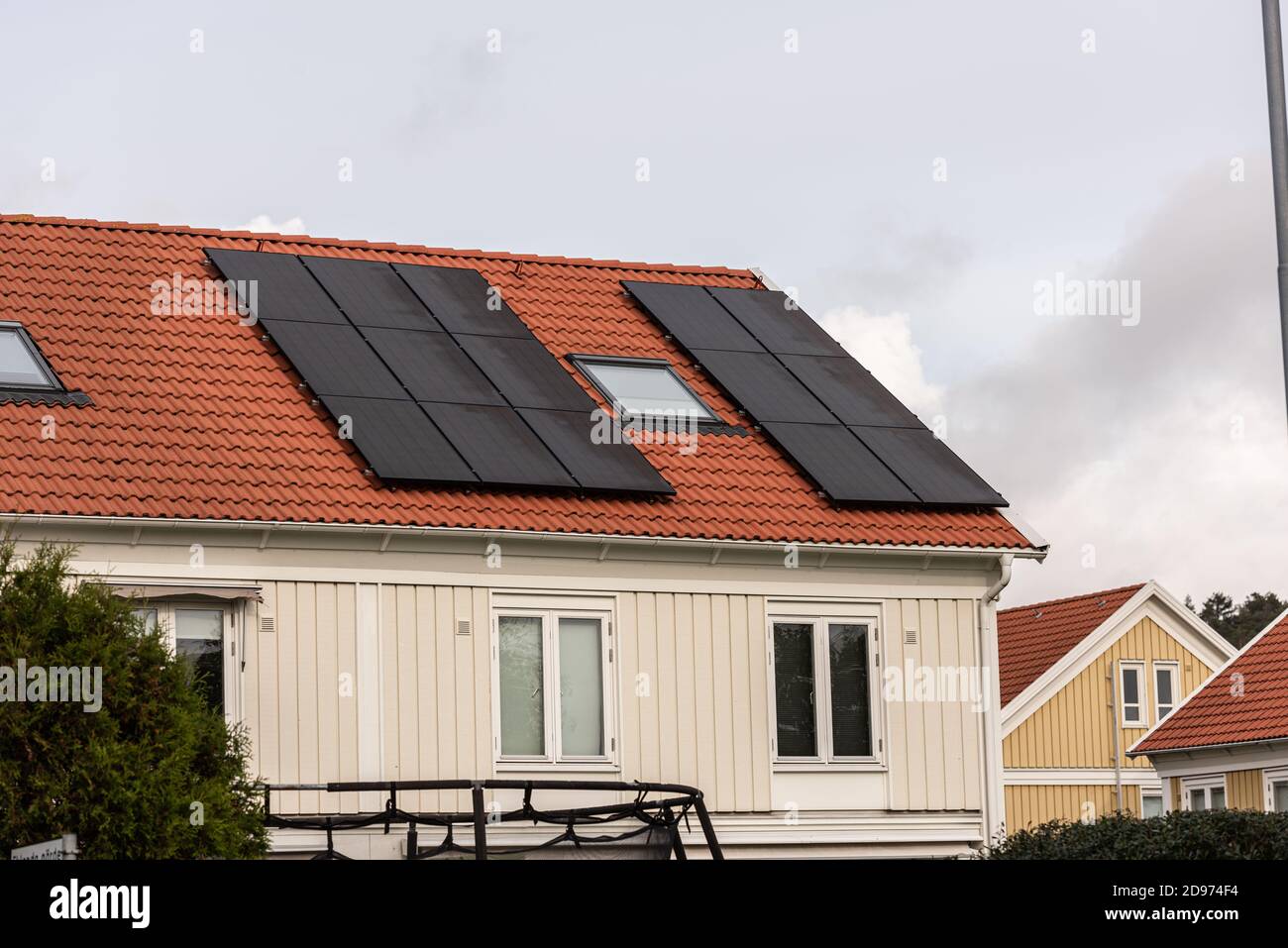 Maison avec cellules solaires sur le toit. Banque D'Images