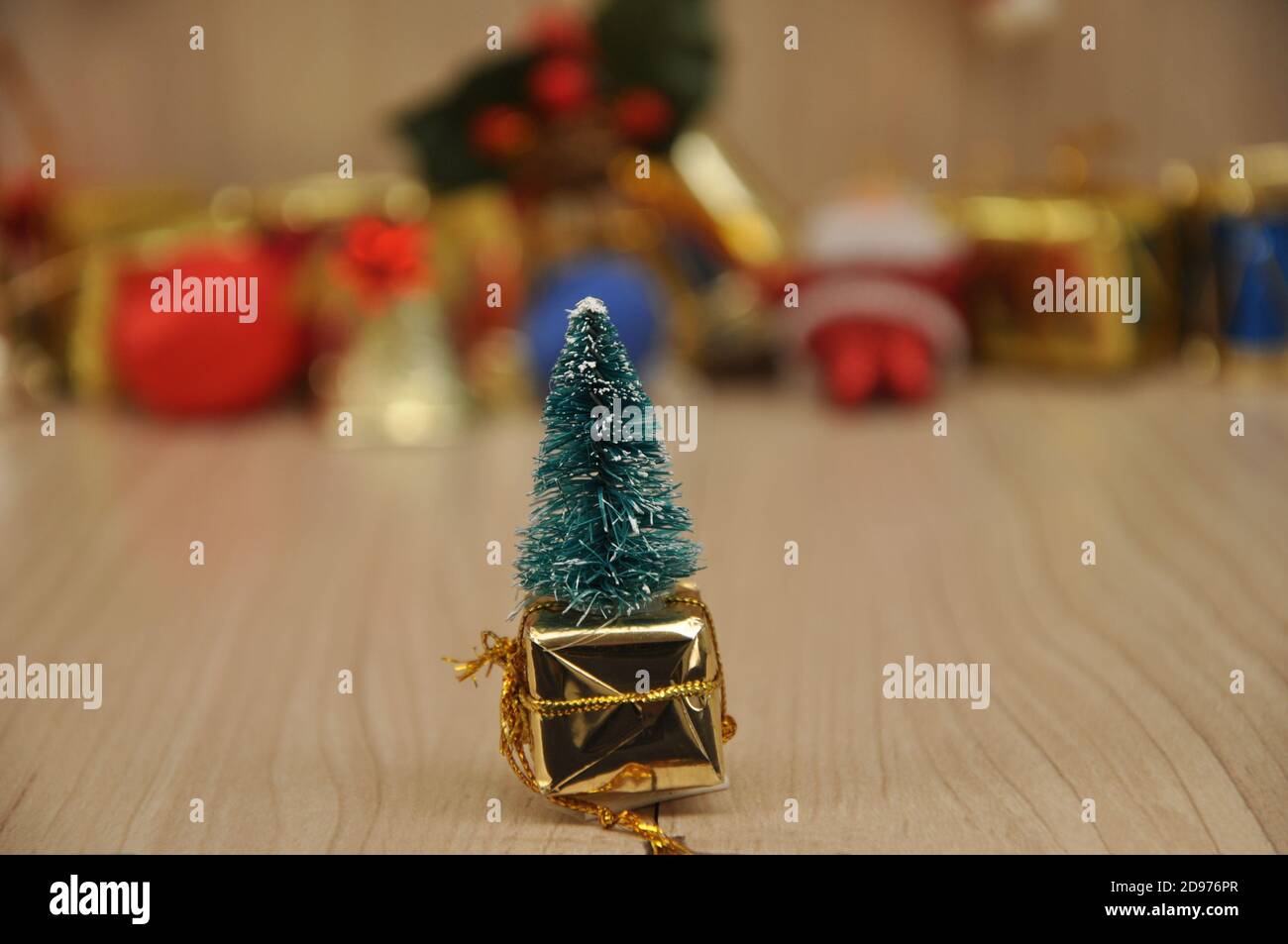Arbre de Noël dans boîte cadeau, artisanat, arrière-plan coloré accessoires de Noël sur base en bois, Brésil, Amérique du Sud Banque D'Images