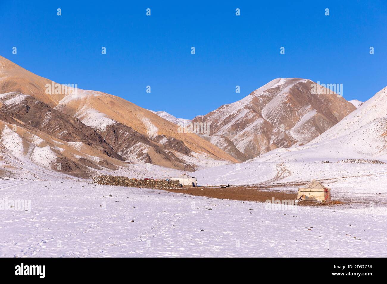 Bergerie, yourte dans la neige, élevage de chèvres et de moutons, vallée avec neige et rochers, montagnes de l'Altaï, Mongolie-Ouest, Mongolie Banque D'Images