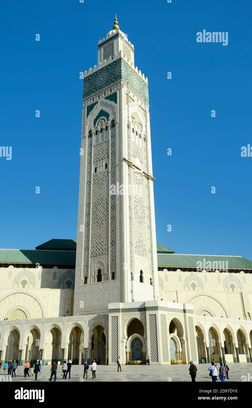 Casablanca, Maroc - 18 novembre 2014 : peuple non identifié et impressionnante mosquée Hassan II, la plus grande mosquée d'Afrique Banque D'Images