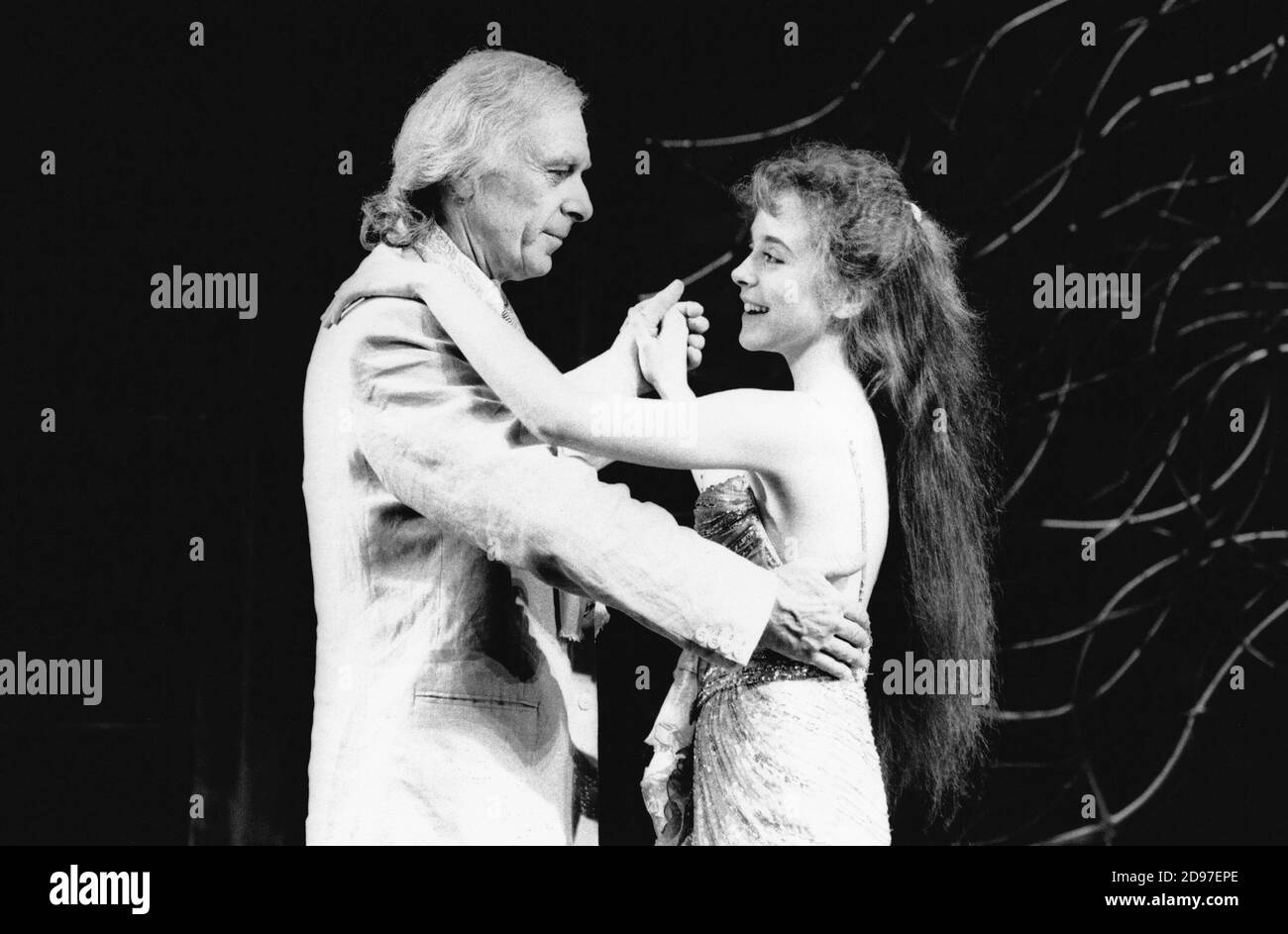 Kevin Colson (Sir George Dillingham), Diana Morrison (Jenny Dillingham) dans LES ASPECTS DE L'AMOUR au Prince of Wales Theatre, Londres W1 17/04/1989 musique et livre d'Andrew Lloyd Webber paroles: Don Black & Charles Hart conception: Maria Bjornson éclairage: Andrew Bridge chorégraphie: Gillian Lynne réalisateur: Trevor Nunn Banque D'Images