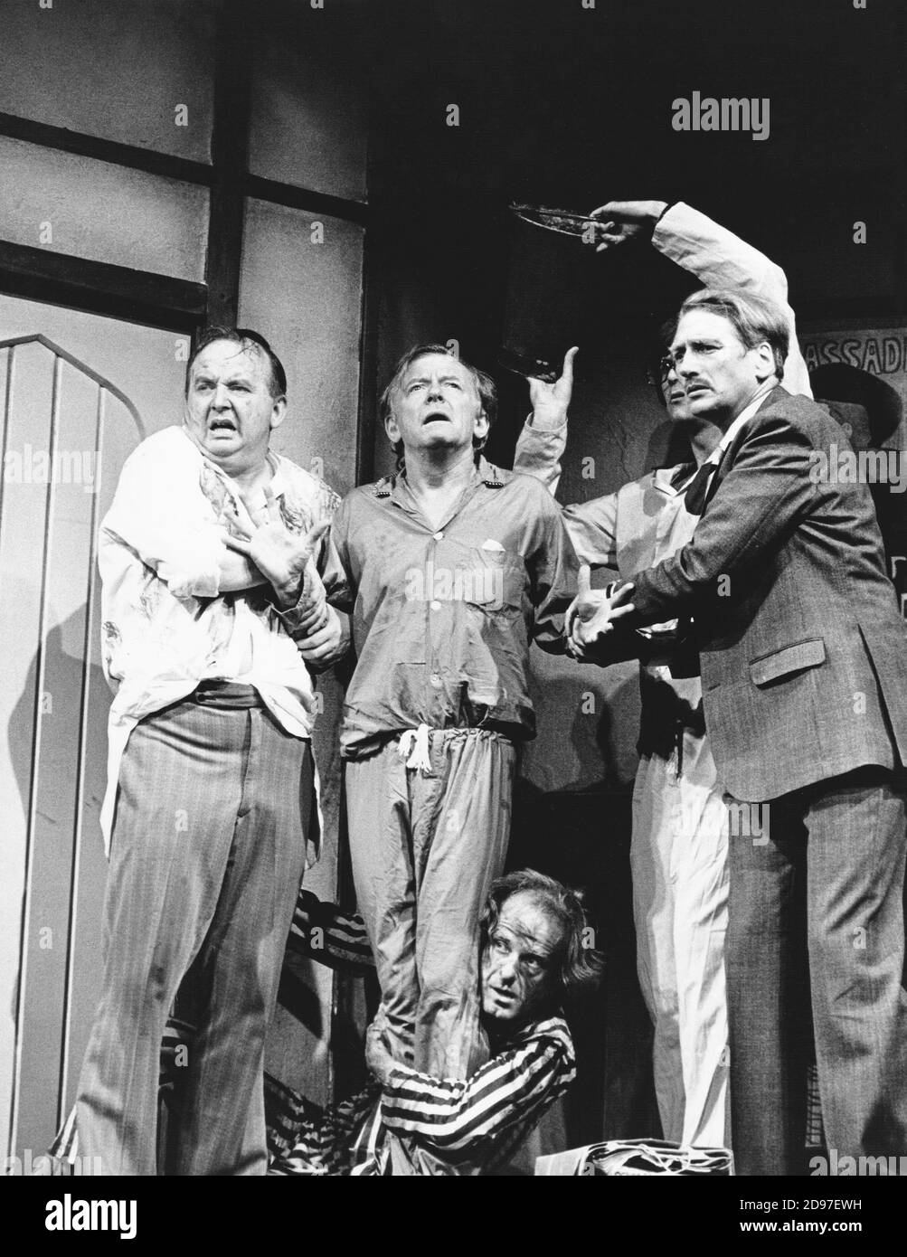 LES ANNÉES D'ÂNE par Michael Frayn design: Alan Tagg éclairage: Ken Miller réalisateur: Michael Rudman l-r: Harold Innocent (le Rév. R D Sainsbury), Peter Barkworth (C D B P Headingley), (ci-dessous) Julian Curry (A V Quine), (obscurci) John Harding (W R Taylor), Jeffry Wickham (N O P Tate) Globe Theatre, Londres W1 15/07/1976 (c) Donald Cooper/Photostage photos@photostage.co.uk réf./BW-P-217-8 Banque D'Images