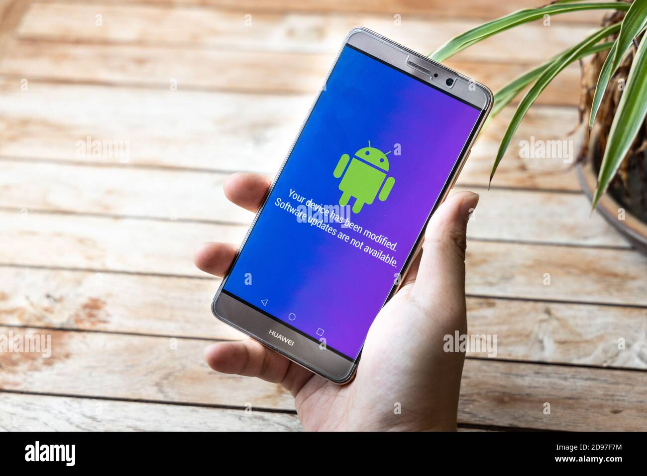 Personne détenant un téléphone Huawei Mate avec message Android les mises à jour logicielles ne sont pas disponibles. Les entreprises américaines ont commencé à réduire leurs ventes à la société chinoise de télécommunications Huawei Banque D'Images