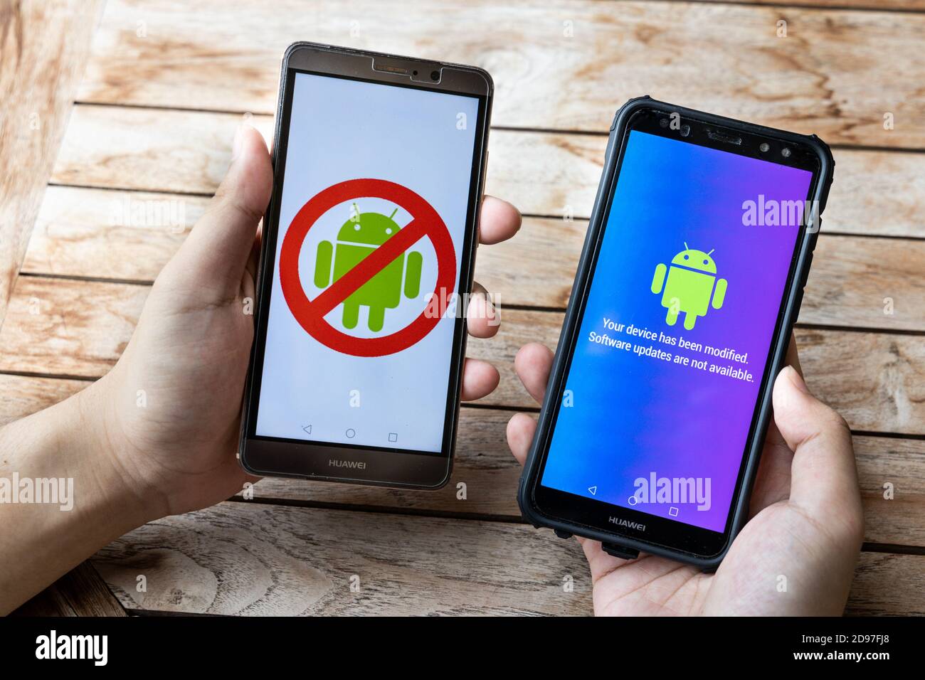 Personne détenant un téléphone Huawei avec un message Android les mises à jour logicielles ne sont pas disponibles. Les entreprises américaines ont commencé à réduire leurs ventes à la société chinoise de télécommunications Huawei Banque D'Images