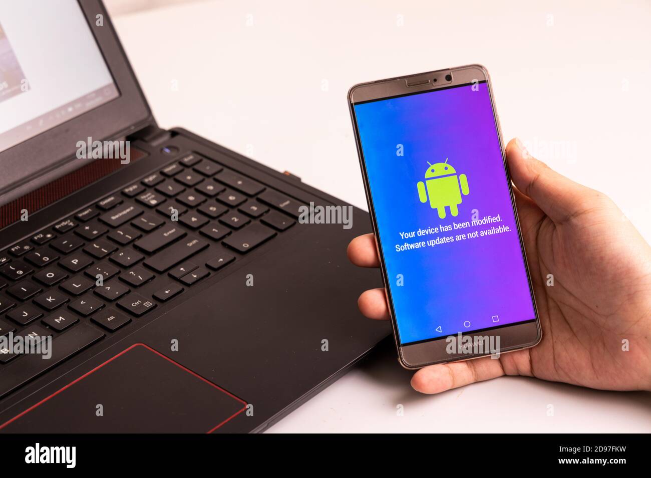 Personne détenant un téléphone Huawei Mate avec message Android les mises à jour logicielles ne sont pas disponibles. Les entreprises américaines ont commencé à réduire leurs ventes à la société chinoise de télécommunications Huawei Banque D'Images