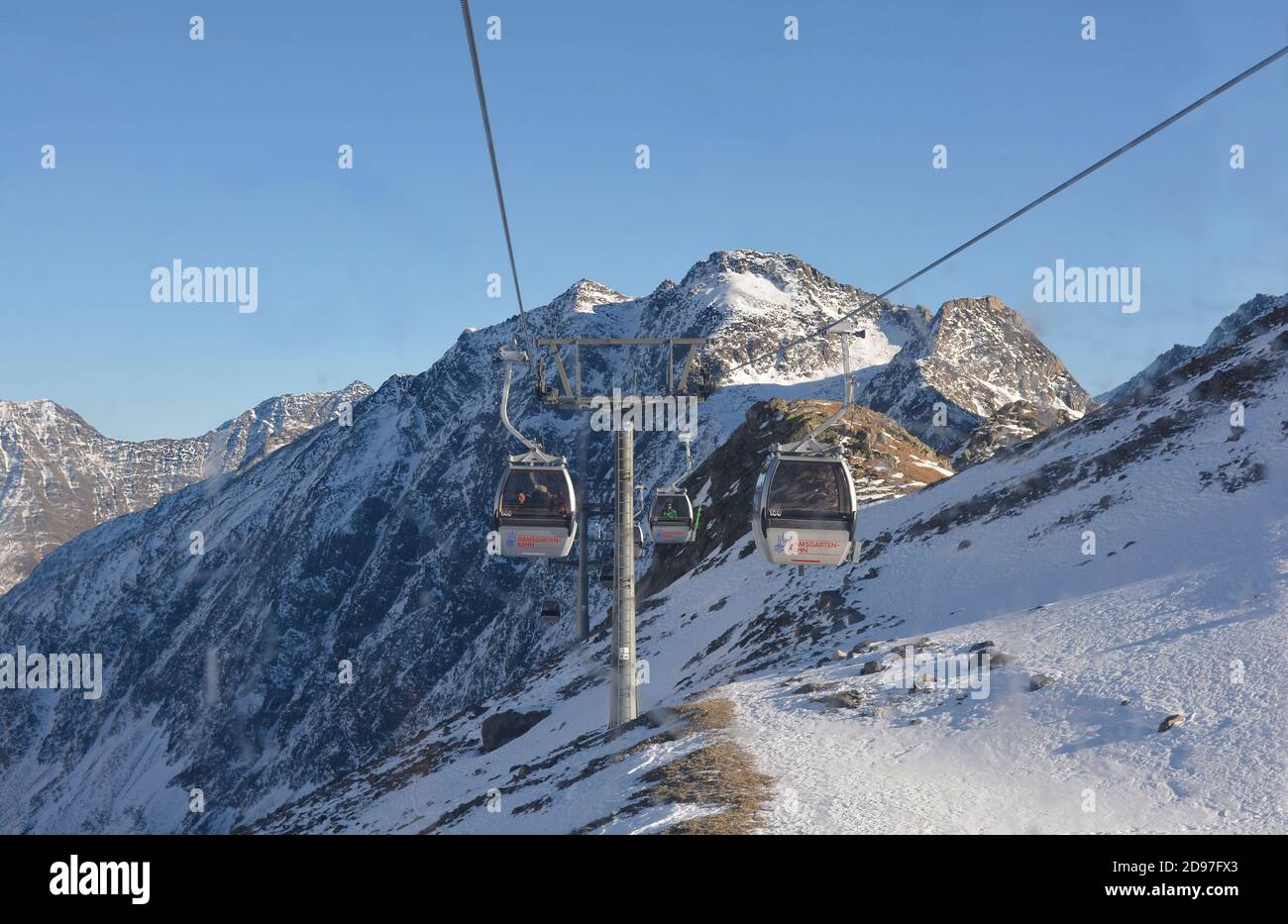 Stubai, Autriche - 23 décembre 2015 : personnes non identifiées dans le téléphérique sur le glacier de Stubai, station de ski préférée dans les alpes autrichiennes Banque D'Images