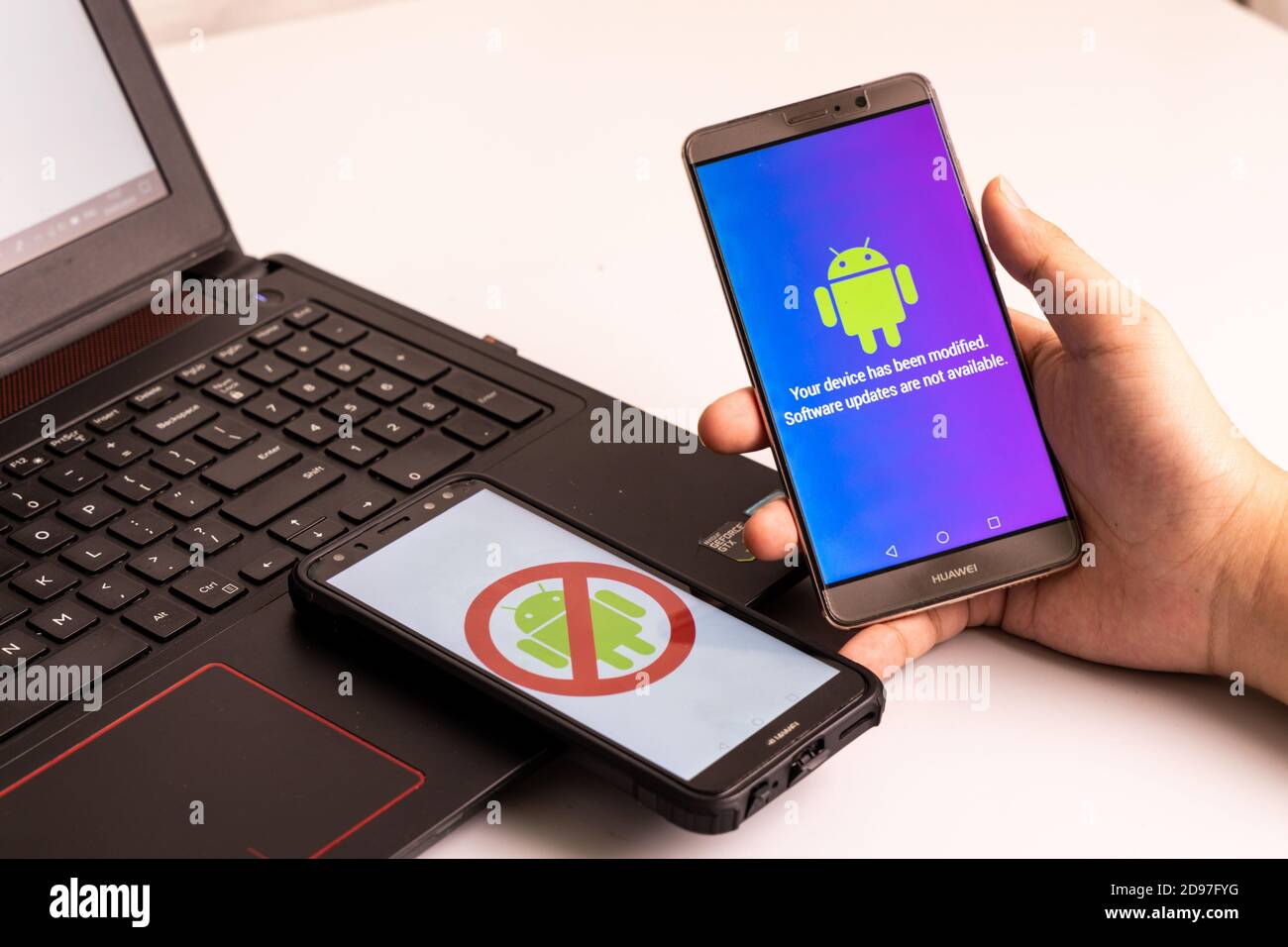 Personne tenant le téléphone Huawei Mate pas de signalisation Android. Les  entreprises américaines ont commencé à réduire leurs ventes à la société  chinoise de télécommunications Huawei Photo Stock - Alamy