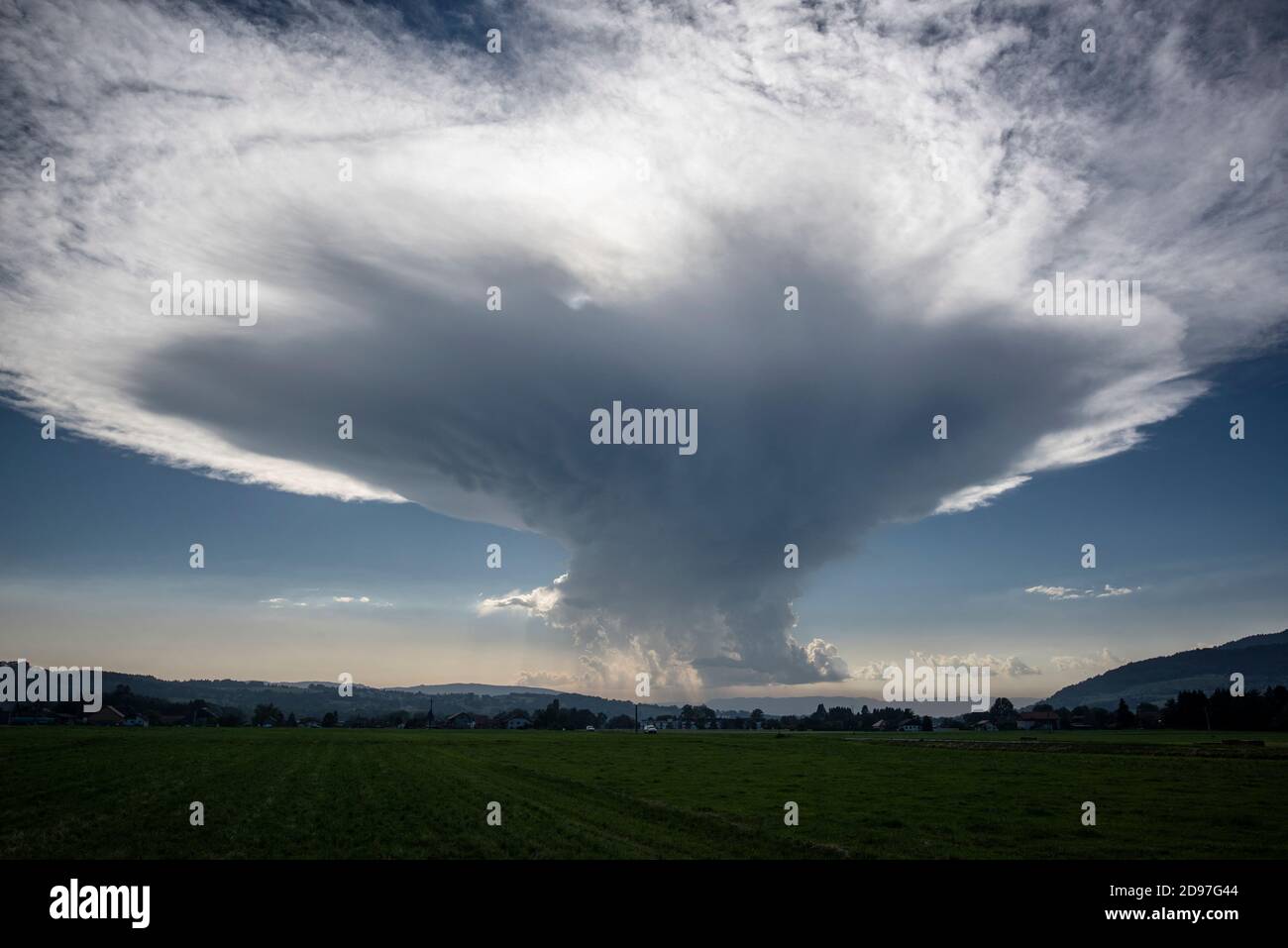 Cumulonimbus isolé sur le Genevois, haute-Savoie, France Banque D'Images