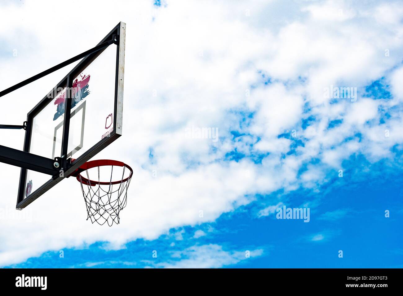 Plateau de basket-ball sur le ciel bleu nuageux, basket-ball de rue dans la ville Banque D'Images