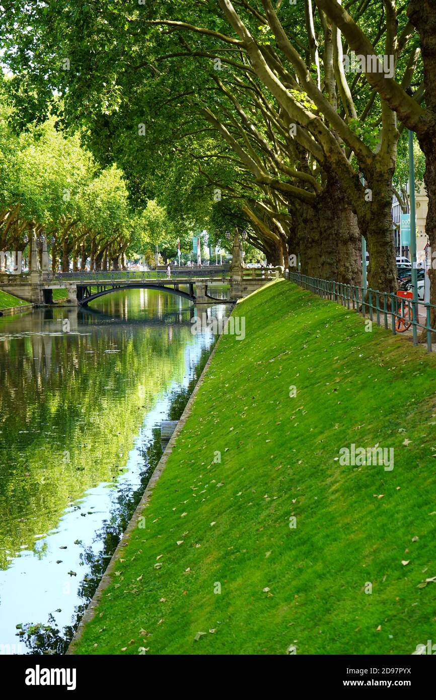 Le magnifique canal vert de la ville 'Kö-Graben' sur Königsallee à Düsseldorf. Ce canal de la ville est situé juste à côté du boulevard commerçant. Banque D'Images