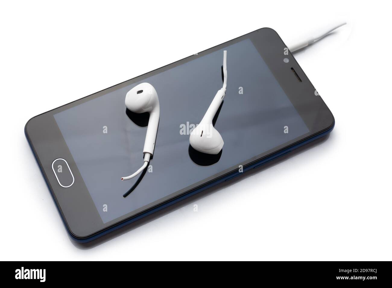 Photo conceptuelle de la découpe du fil des écouteurs. Les casques Bluetooth sont une nouvelle tendance. Les technologies sans fil progressent. Casque mobile sans fil. Banque D'Images