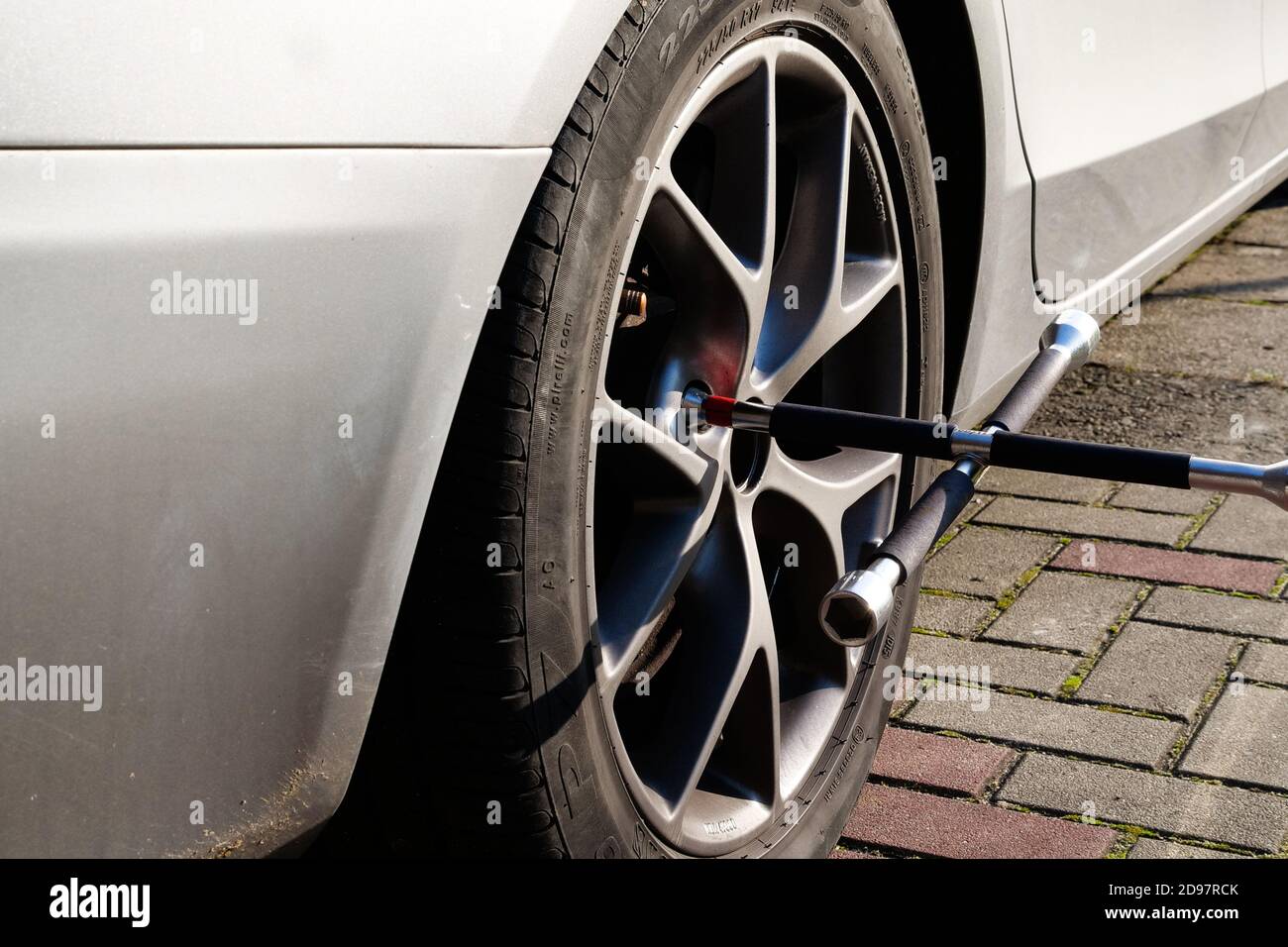 Changement de roue ou de pneu de voiture. Homme utilisant un cric pour  voiture pour dévisser et changer la roue. Échange de pneus d'été ou d'hiver  dans l'arrière-cour Photo Stock - Alamy