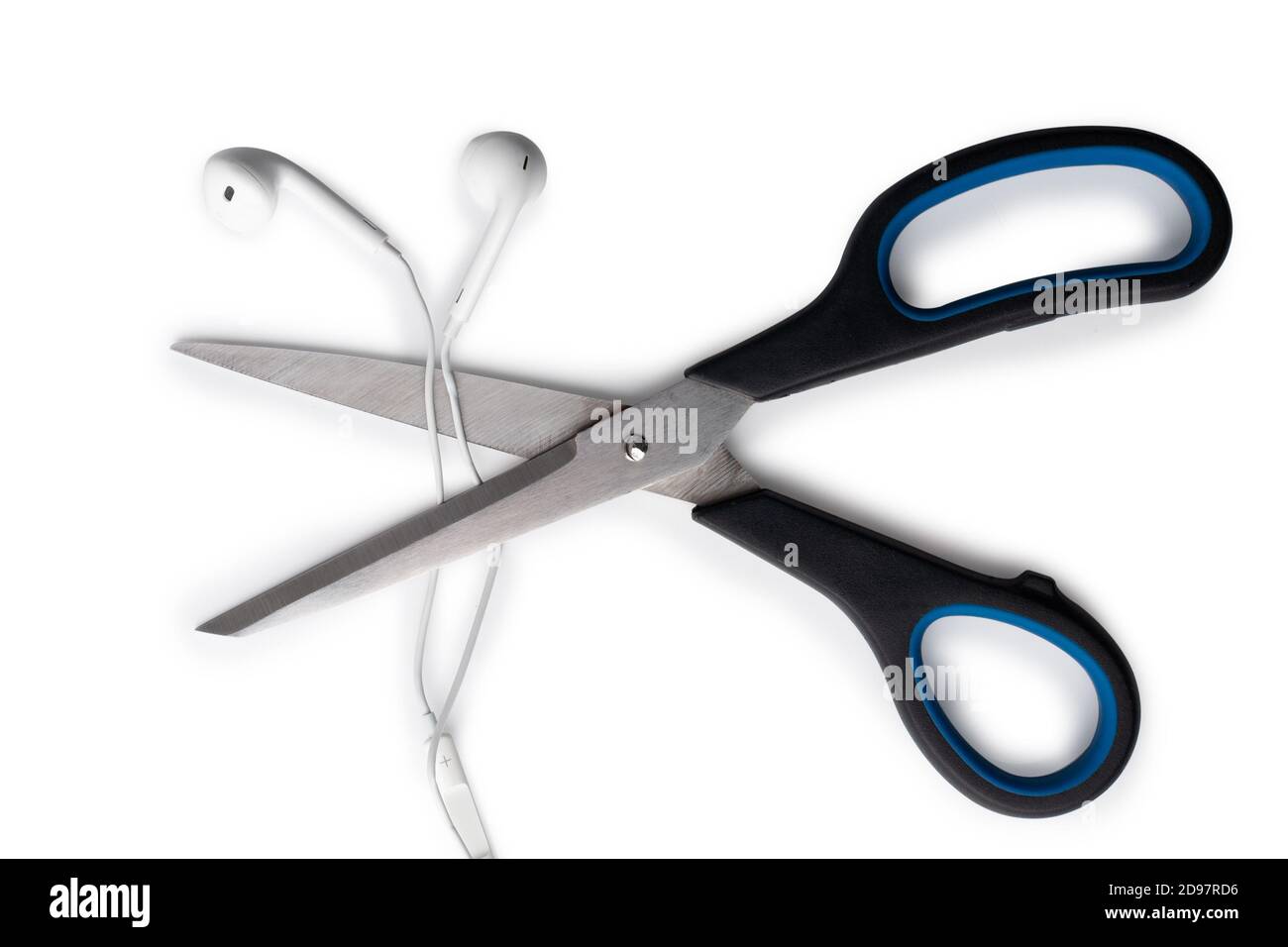 Photo conceptuelle de la découpe du fil des écouteurs. Les casques Bluetooth sont une nouvelle tendance. Les technologies sans fil progressent. Casque mobile sans fil. Banque D'Images