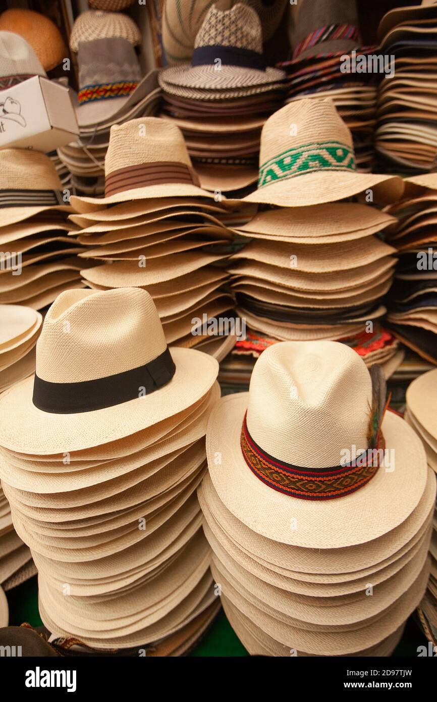 Chapeaux à vendre au marché traditionnel en plein air dans le centre-ville,  Pisac, région de Cusco, Pérou, Amérique du Sud Photo Stock - Alamy