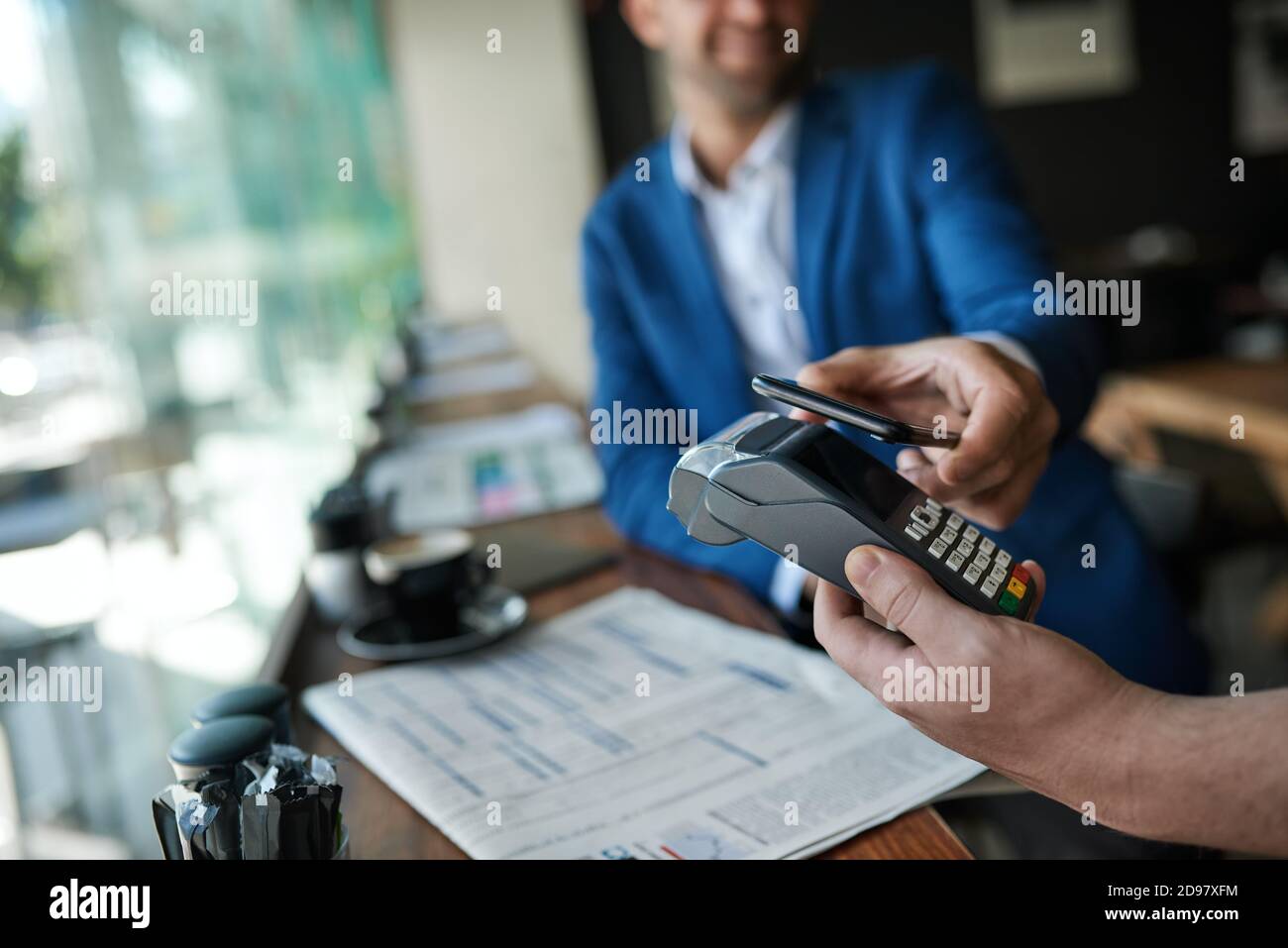 Serveur et client utilisant la technologie nfc dans un café Banque D'Images