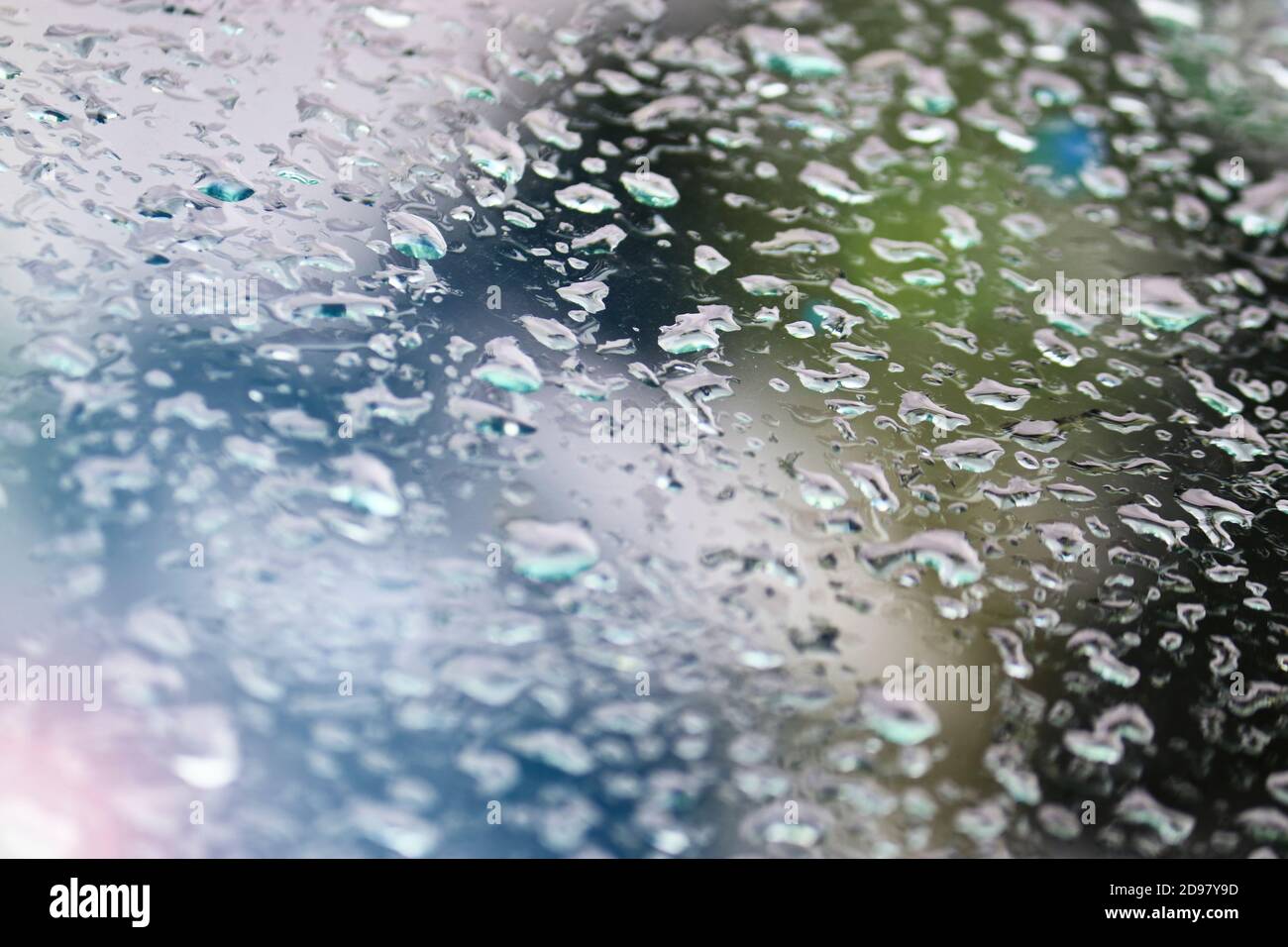 Gouttes de pluie sur le verre de la voiture. Mise au point sélective. Banque D'Images