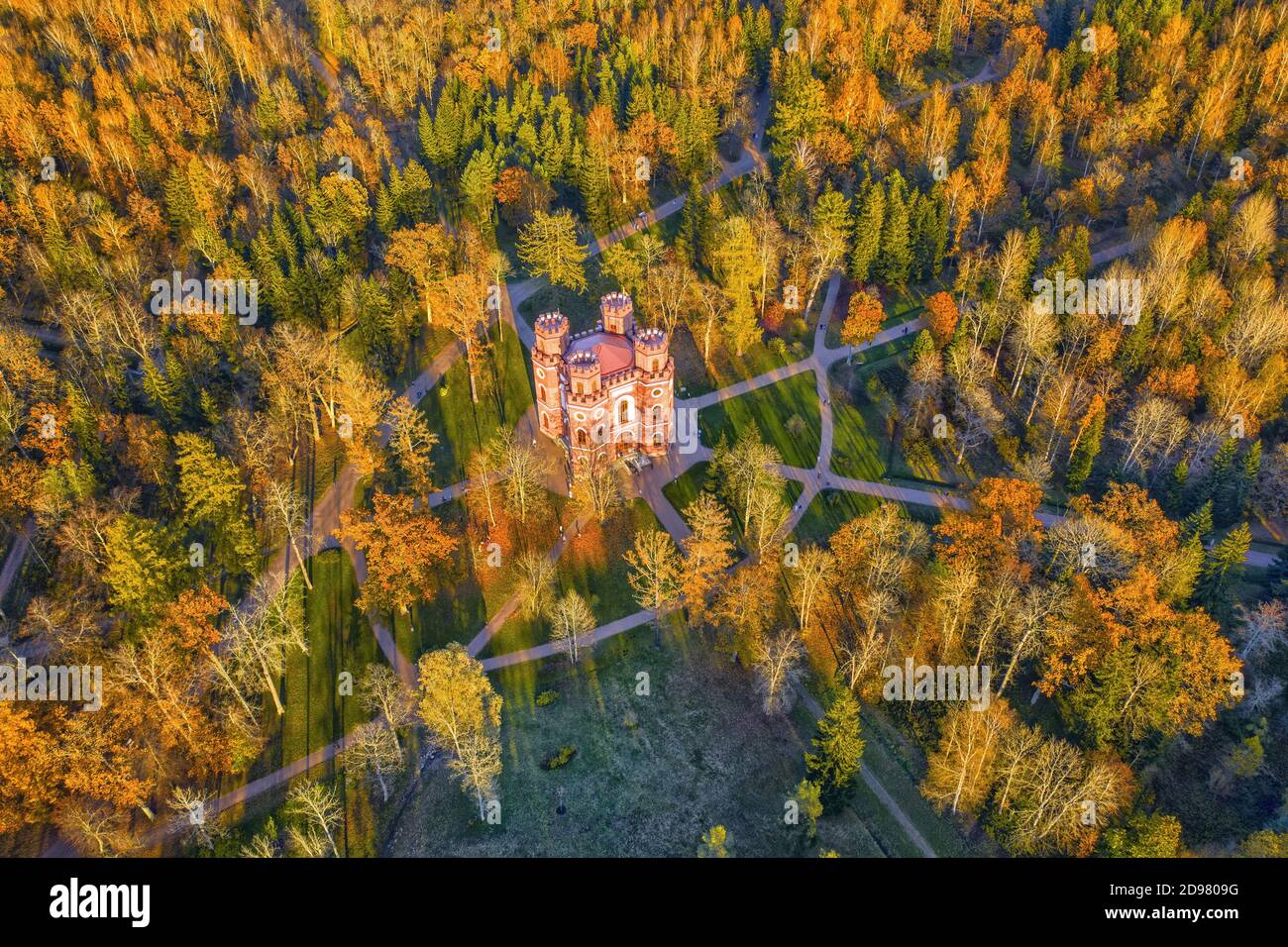 Arsenal Pavilion dans le parc Alexander de Tsarskoye Selo vue aérienne. Paysage aux couleurs vives de l'automne Banque D'Images