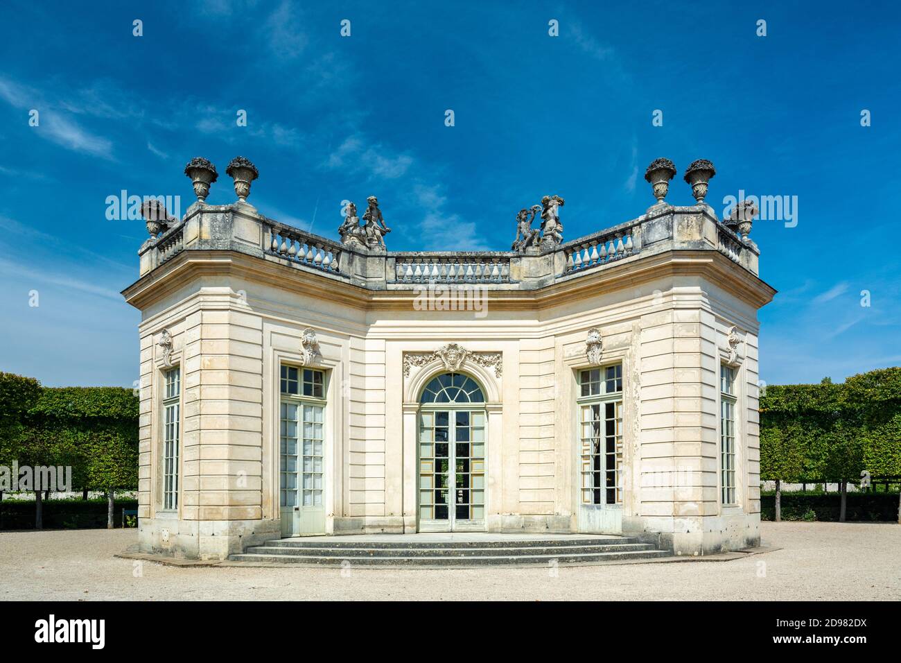 Versailles, France - 28 août 2019 : le Pavillon et le jardin français du petit Trianon dans le domaine Marie-Antoinette. Banque D'Images