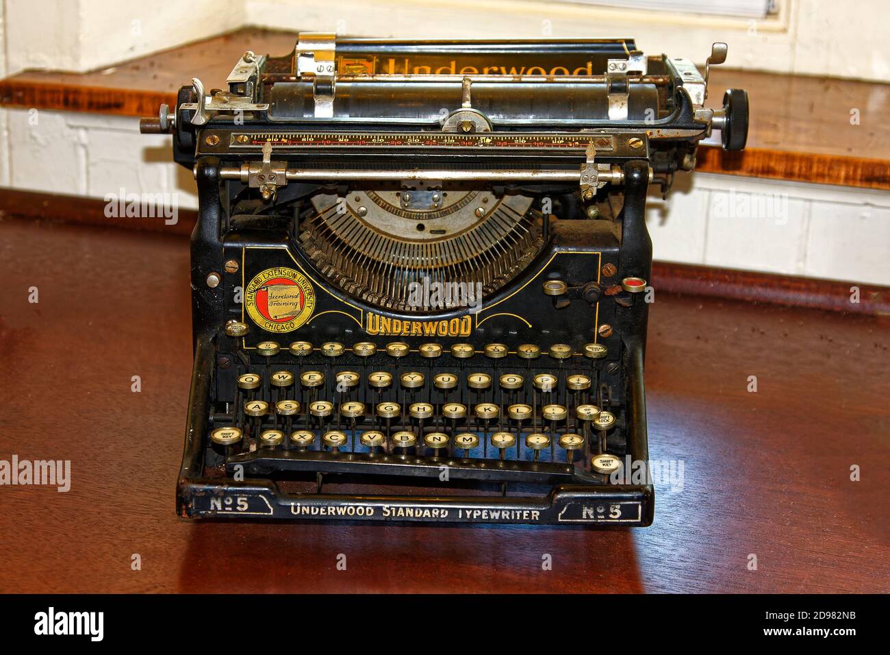 L'enfant Fonctionne Sur Une Machine à écrire Manuelle Vintage Articles  Scolaires Sur Un Bureau En Bois En Classe