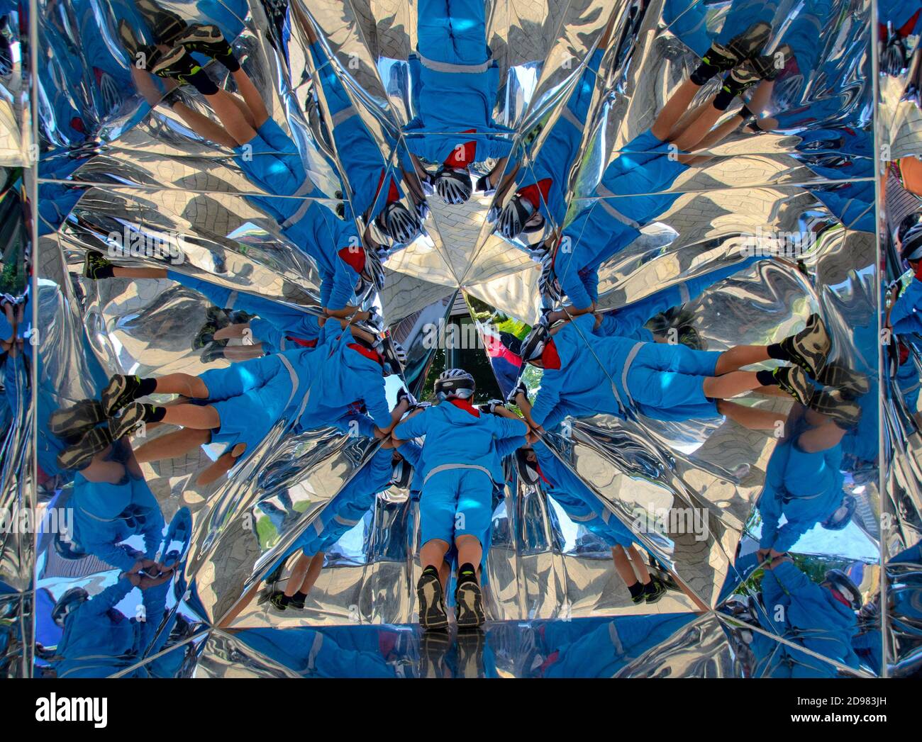 Garçon en vêtements bleus miroir dans l'objet miroir Taumascopio de l'artiste Mattia Paco Rizzi à Zingst, Allemagne Banque D'Images