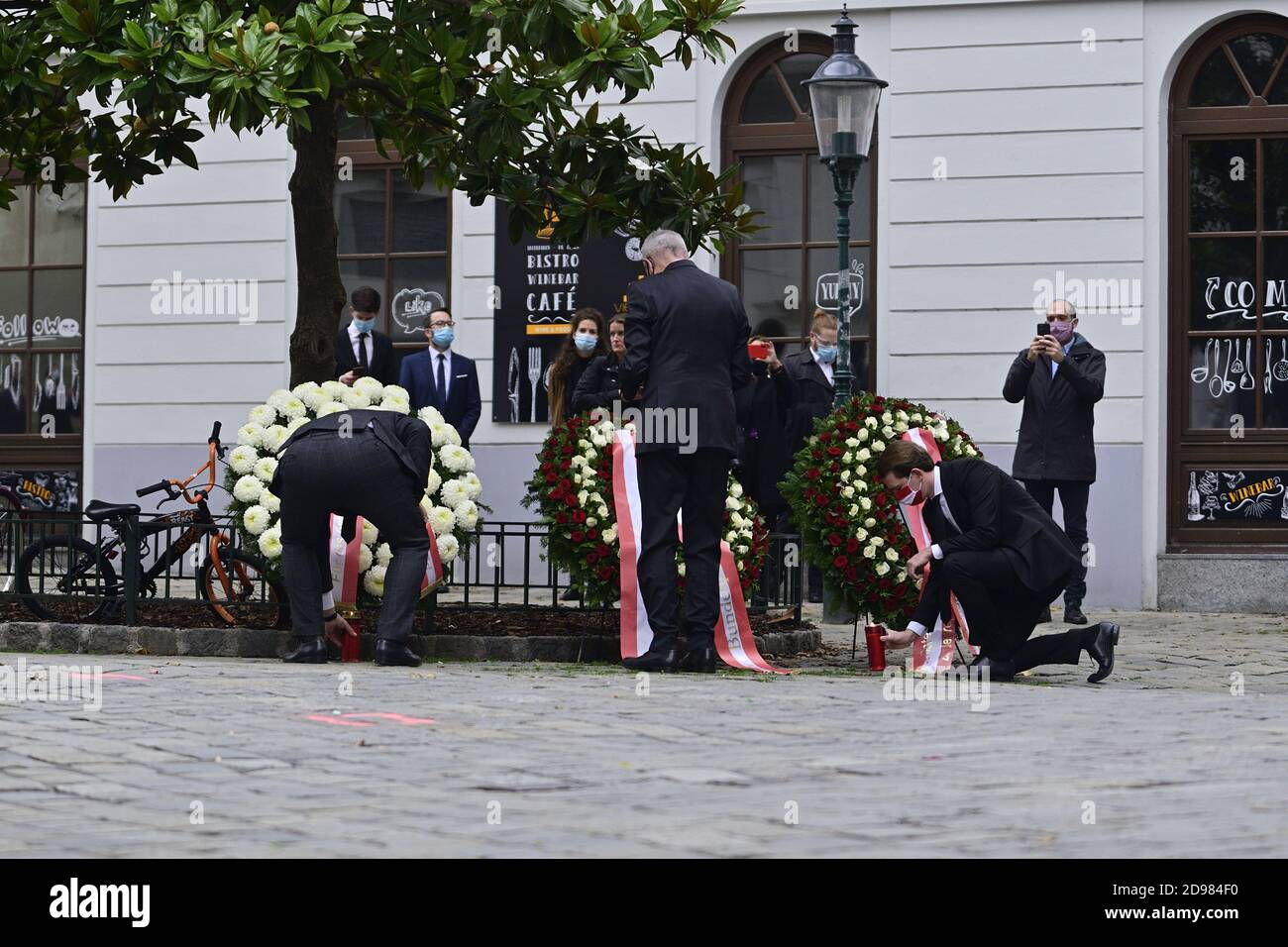 Vienne, Autriche. 03rd novembre 2020. Attentat terroriste à Vienne contre 2 octobre 2020. Le premier quartier de Vienne est toujours en état de marche. Jusqu'à présent, il y a eu 4 morts et 15 blessés graves. La photo montre la pose de la couronne pour les victimes de l'attaque terroriste. De gauche à droite Président du Conseil national Wolfgang Sobotka (ÖVP), Président fédéral Alexander Van der Bellen et Chancelier fédéral Sebastian Kurz (ÖVP). Banque D'Images