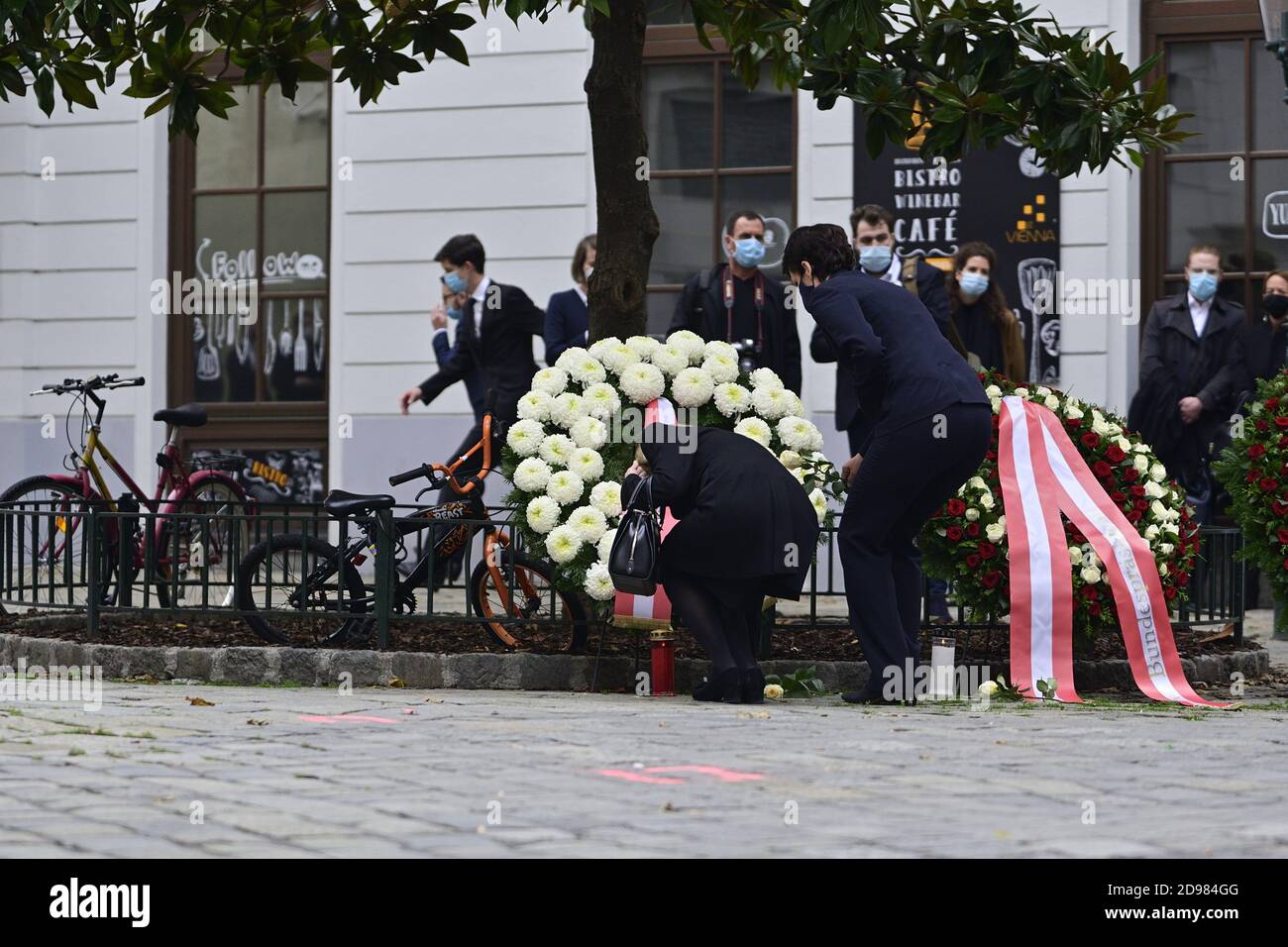 Vienne, Autriche. 03rd novembre 2020. Attentat terroriste à Vienne contre 2 octobre 2020. Le premier quartier de Vienne est toujours en état de marche. Jusqu'à présent, il y a eu 4 morts et 15 blessés graves. La photo montre la pose de la couronne pour les victimes de l'attaque terroriste. Photo show SPÖ Pamela Rendi Wagner (R) Banque D'Images