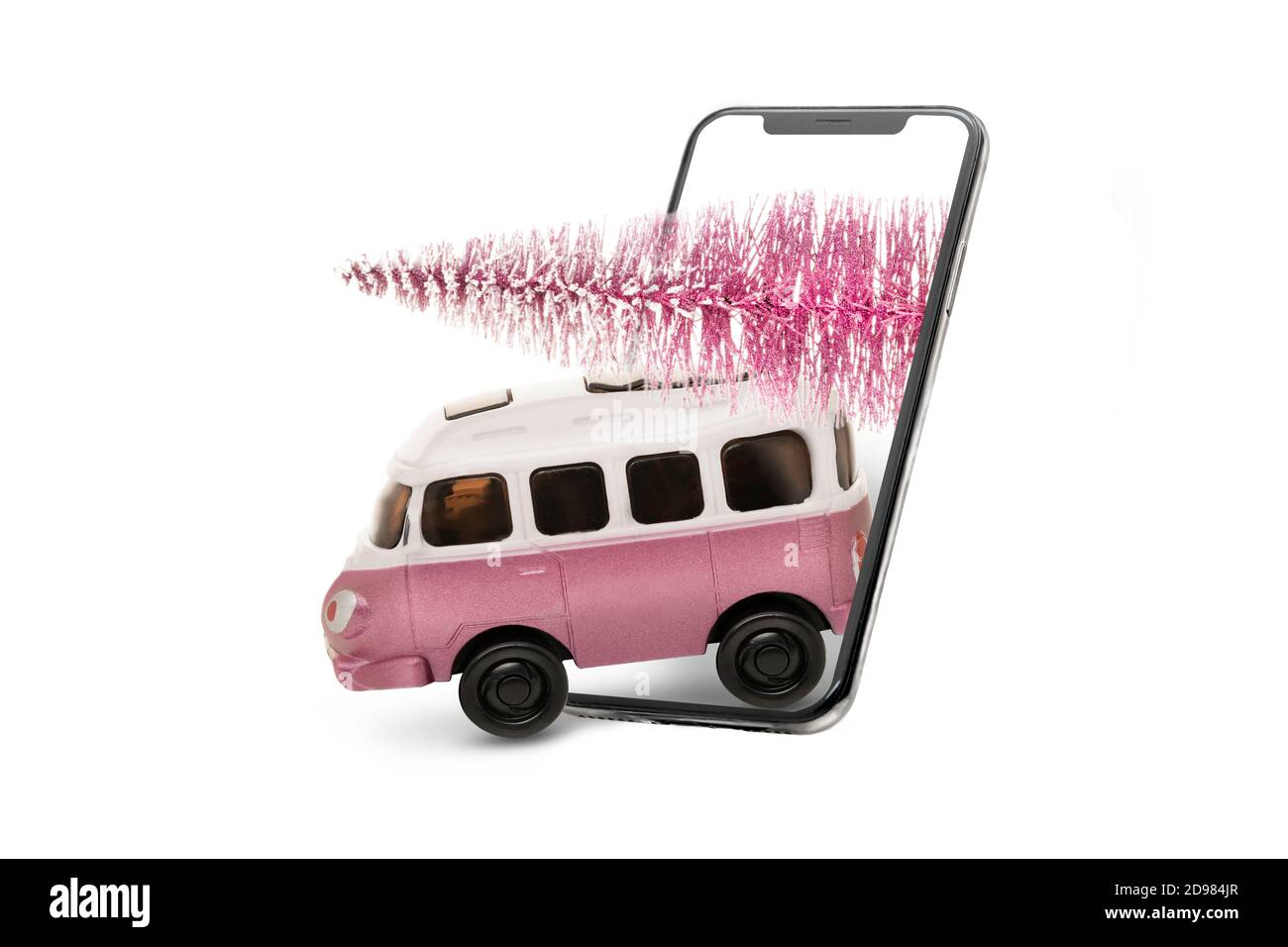 Livraison en ligne de produits de Noël et arbres de Noël, manèges de camion de jouet d'époque à partir d'un téléphone mobile. Concept pour les vacances et les affaires. Couleur rose Banque D'Images