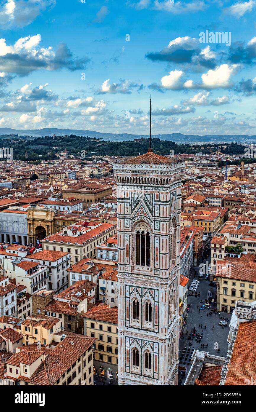 La tour Bell de Giotto (Campanile) et les toits de Florence offrent un panorama sur le paysage urbain. Vue plongeante. Banque D'Images