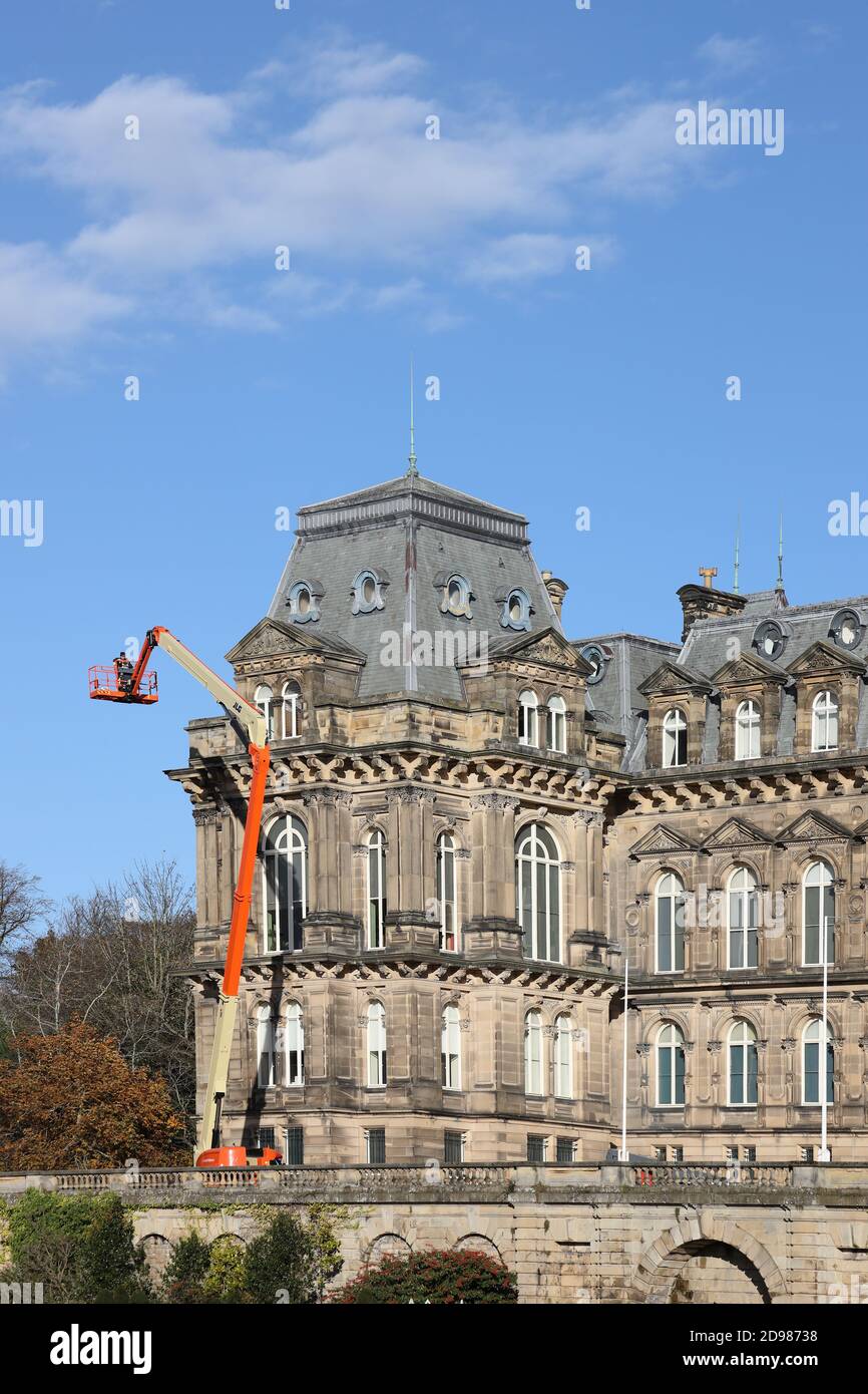 Plateforme d'accès à Cherry Picker au travail, Musée Bowes, Château de Barnard, comté de Durham, Royaume-Uni Banque D'Images