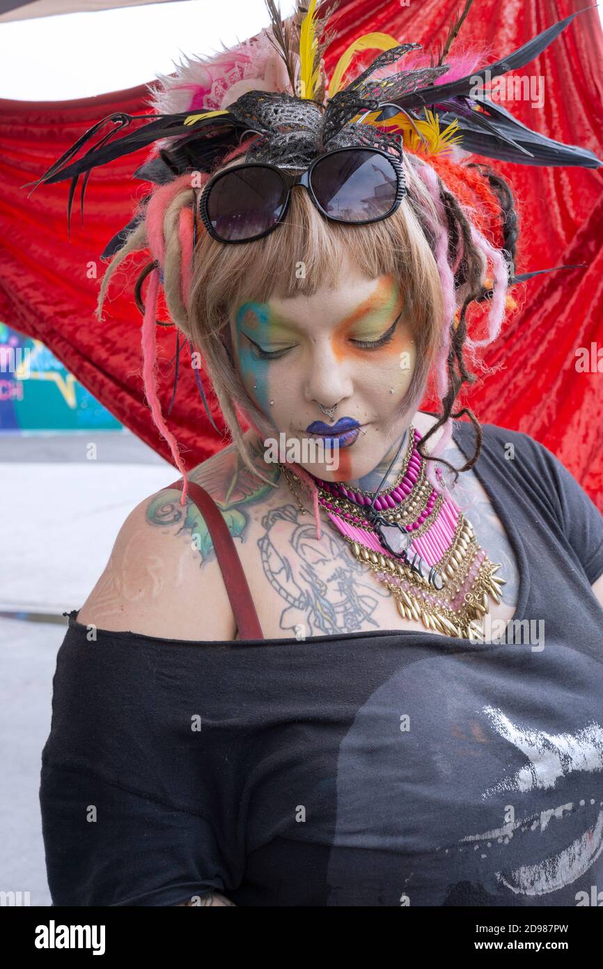 Portrait posé d'une femme à l'aspect saisissant avec un style personnel unique. À Coney Island, Brooklyn, New York Banque D'Images