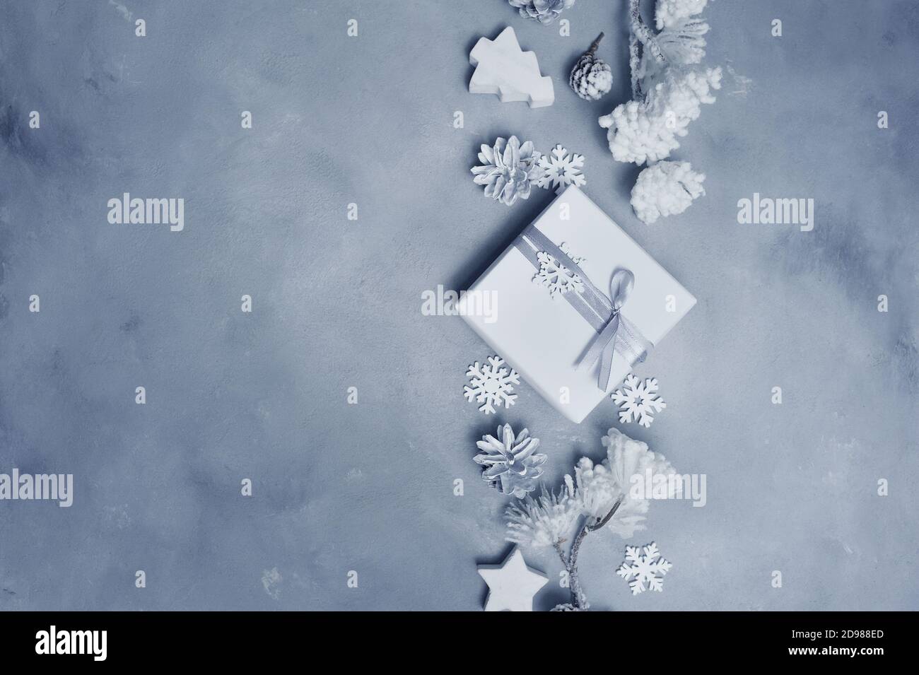 Cadre de Noël Mockup avec cônes, flocons de neige et jouets en bois et boîtes-cadeaux bordent sur fond gris abstrait, avec de l'espace pour votre texte Banque D'Images