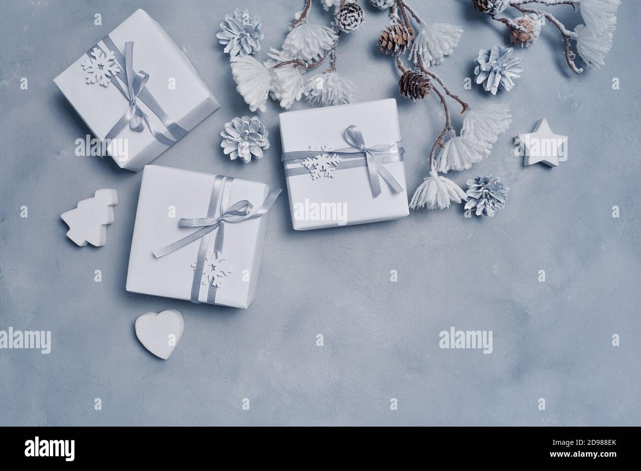 Cadre de Noël Mockup avec des cônes et des jouets en bois et des boîtes-cadeaux bordent sur fond gris abstrait, avec de l'espace pour votre texte Banque D'Images