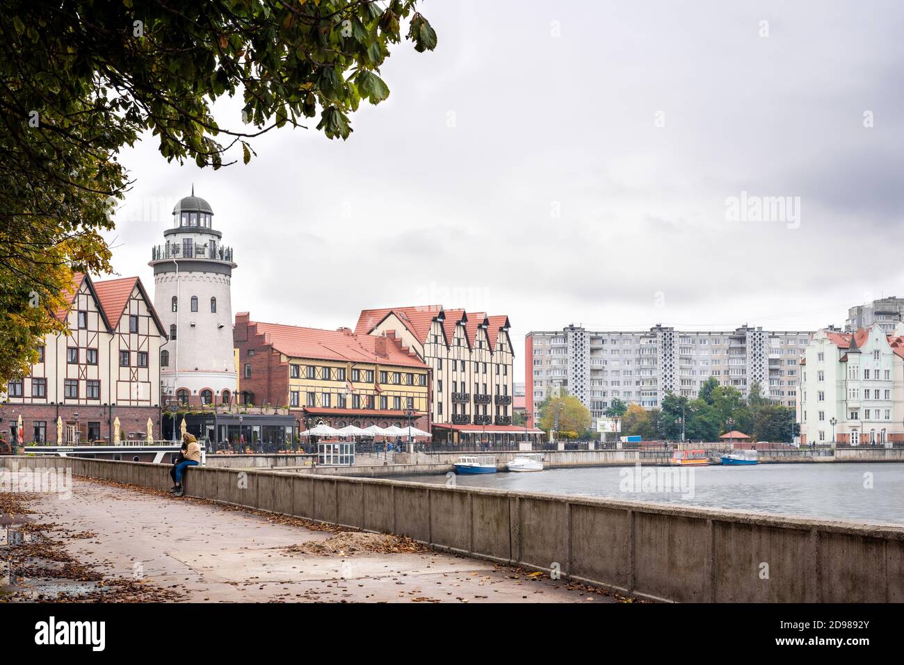 Kaliningrad, Russie - octobre 2020 : remblai de la ville pendant un week-end au milieu de l'automne. La vue sur le village de pêcheurs est un endroit de randonnée préféré Banque D'Images