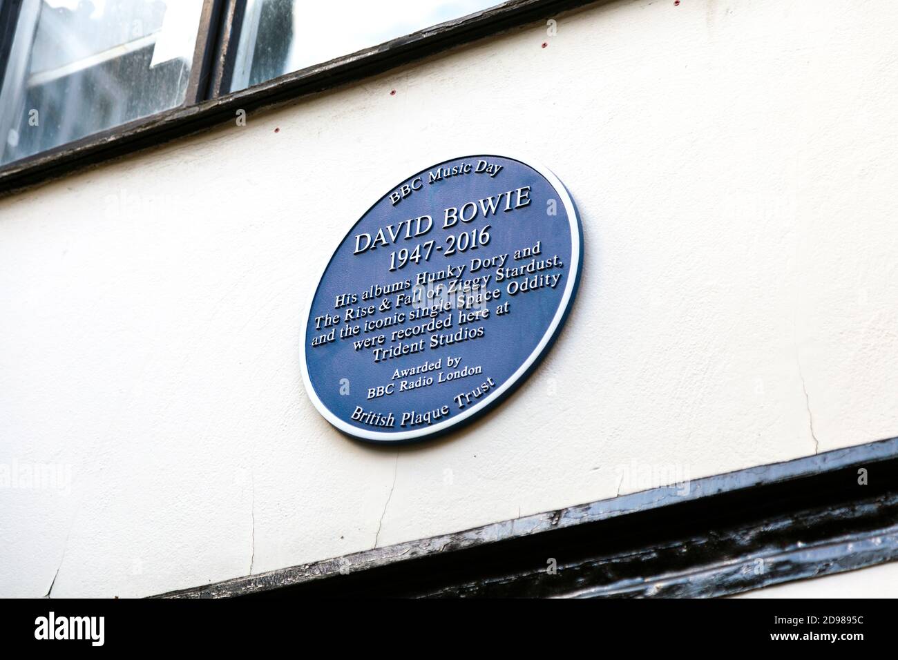 La plaque bleue de David Bowie à St Anne's court marque le lieu d'enregistrement de ses albums emblématiques aux Trident Studios, Soho, Londres, Royaume-Uni Banque D'Images