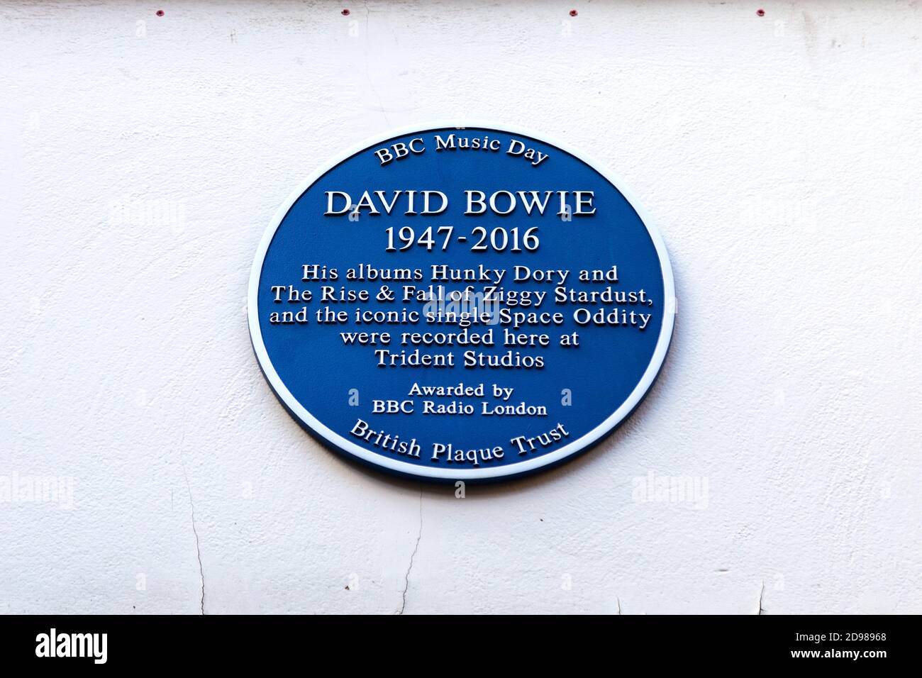 La plaque bleue de David Bowie à St Anne's court marque le lieu d'enregistrement de ses albums emblématiques aux Trident Studios, Soho, Londres, Royaume-Uni Banque D'Images